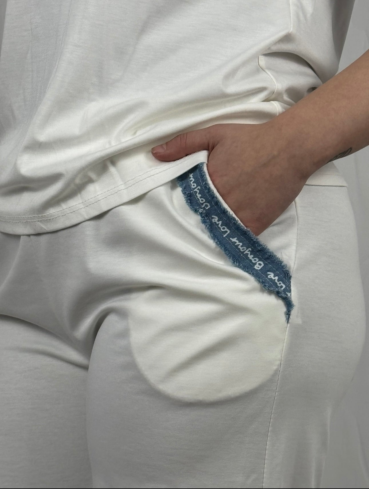 Damenhose mit Jeans-Applikationen – stylischer Mix-Look