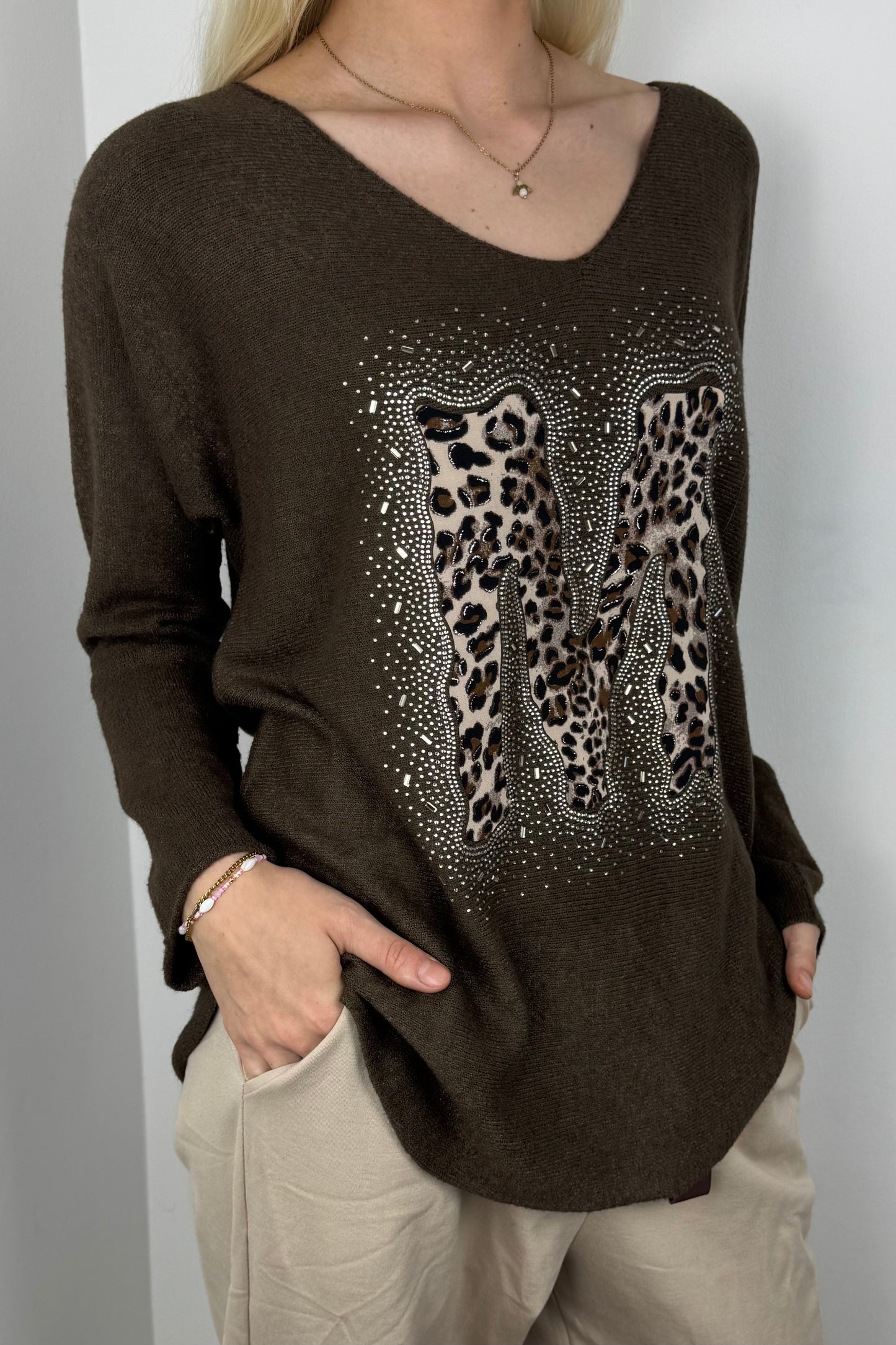 Langarmshirt mit Strass-Detail und M-Applikation-Choco
