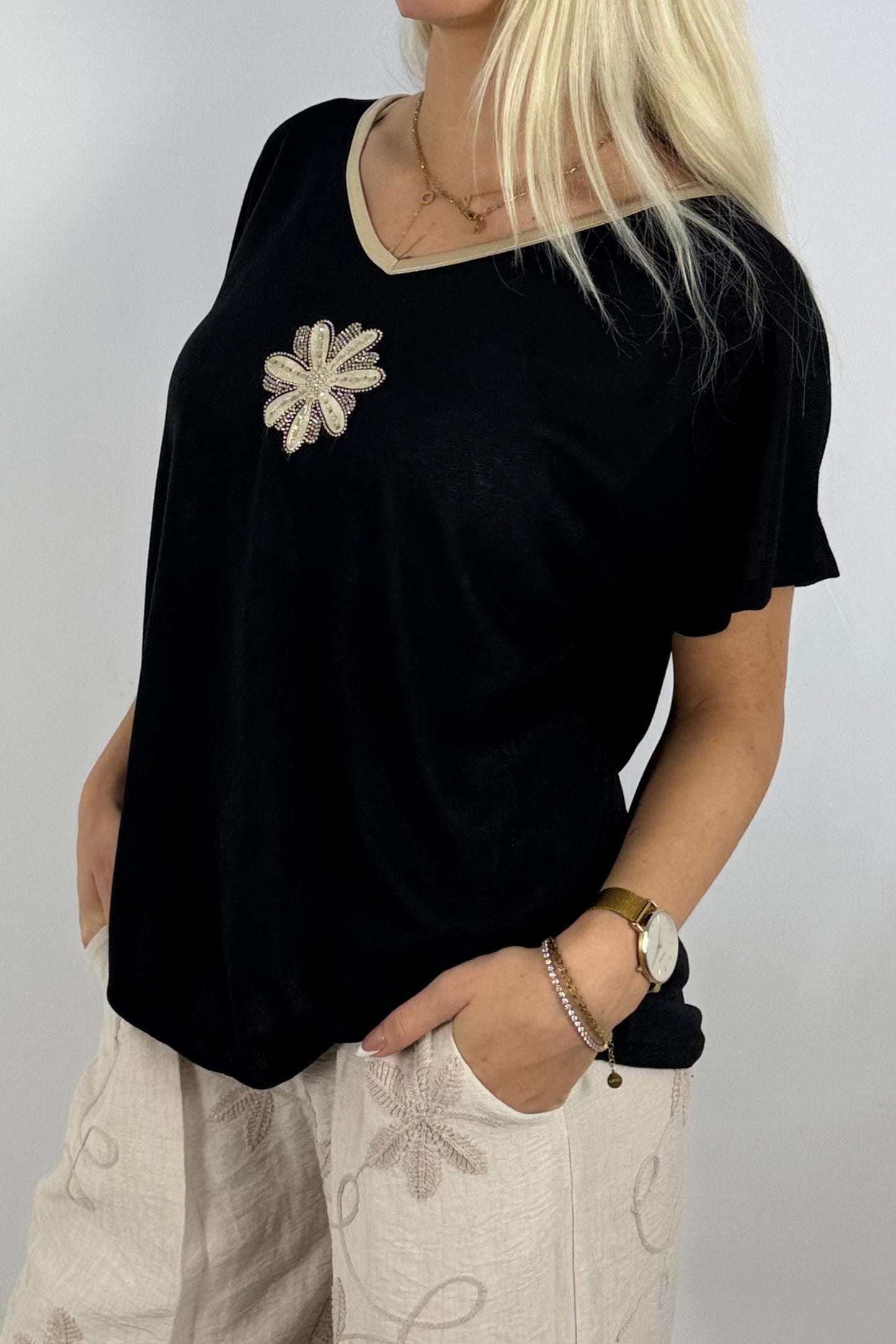 Glanzshirt mit V-Ausschnitt & Schmuckblüte-Schwarz