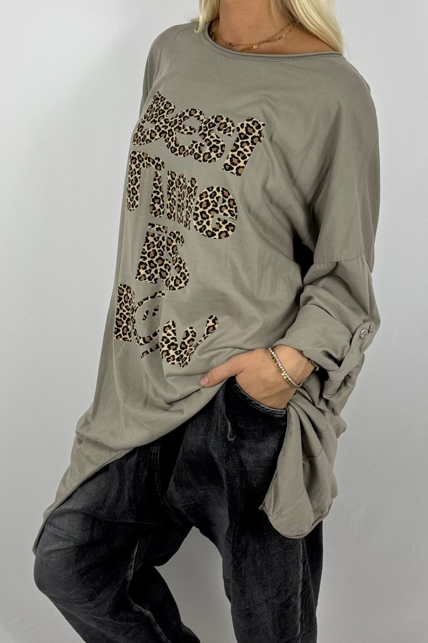 Damen Longshirt „Best Time Is Now“ – Leo-Print-Mud