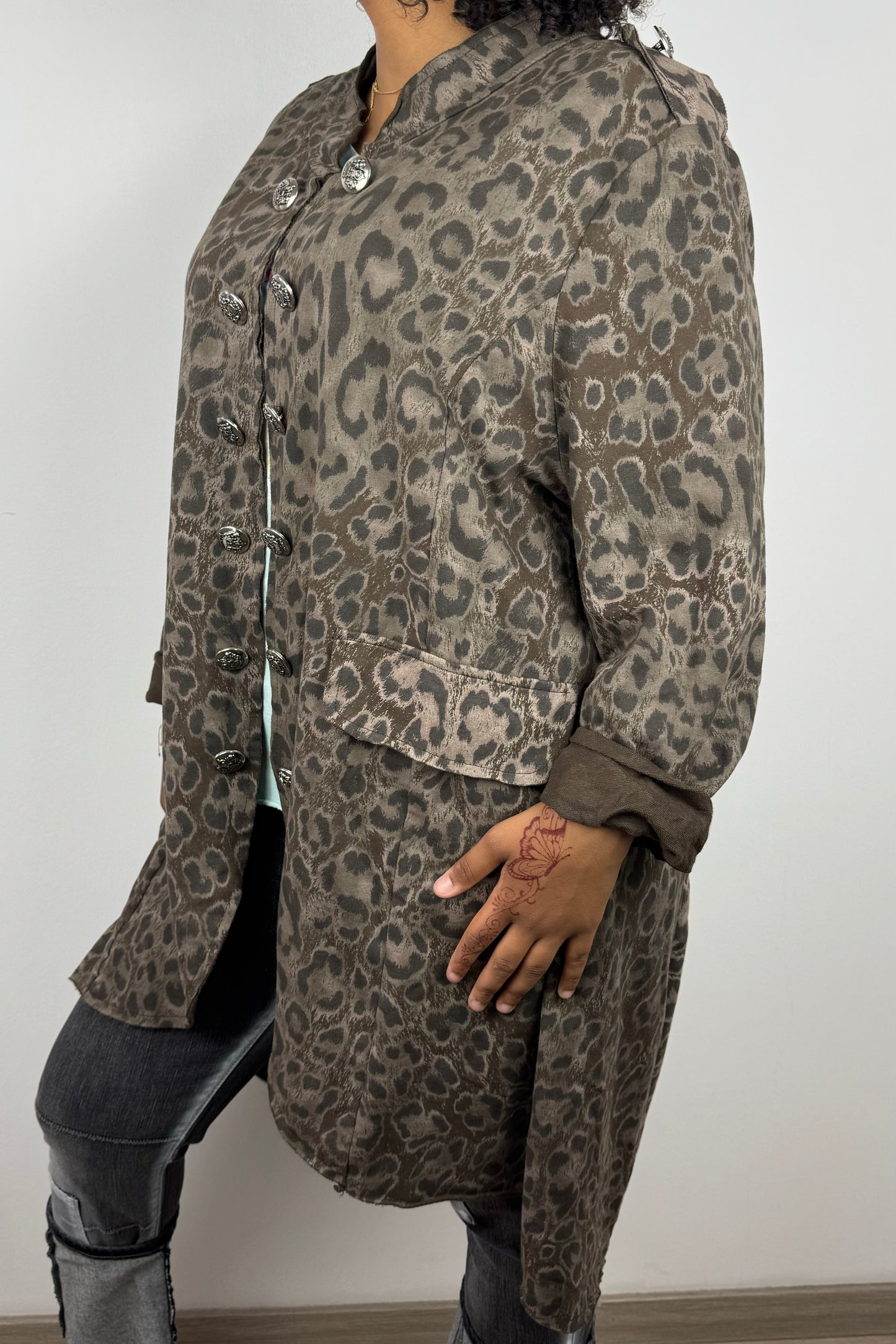 Animalprint-Longjacke mit Knopfleiste und Zierdetails