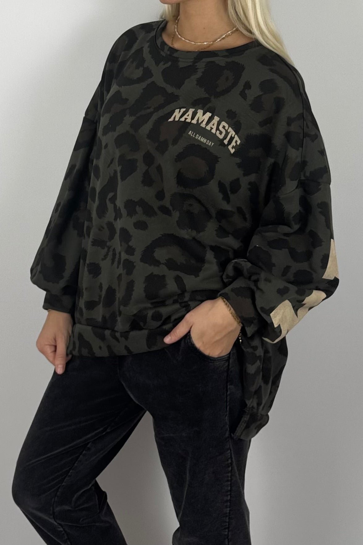 Leo Oversize Sweatshirt „Namaste“-Khaki