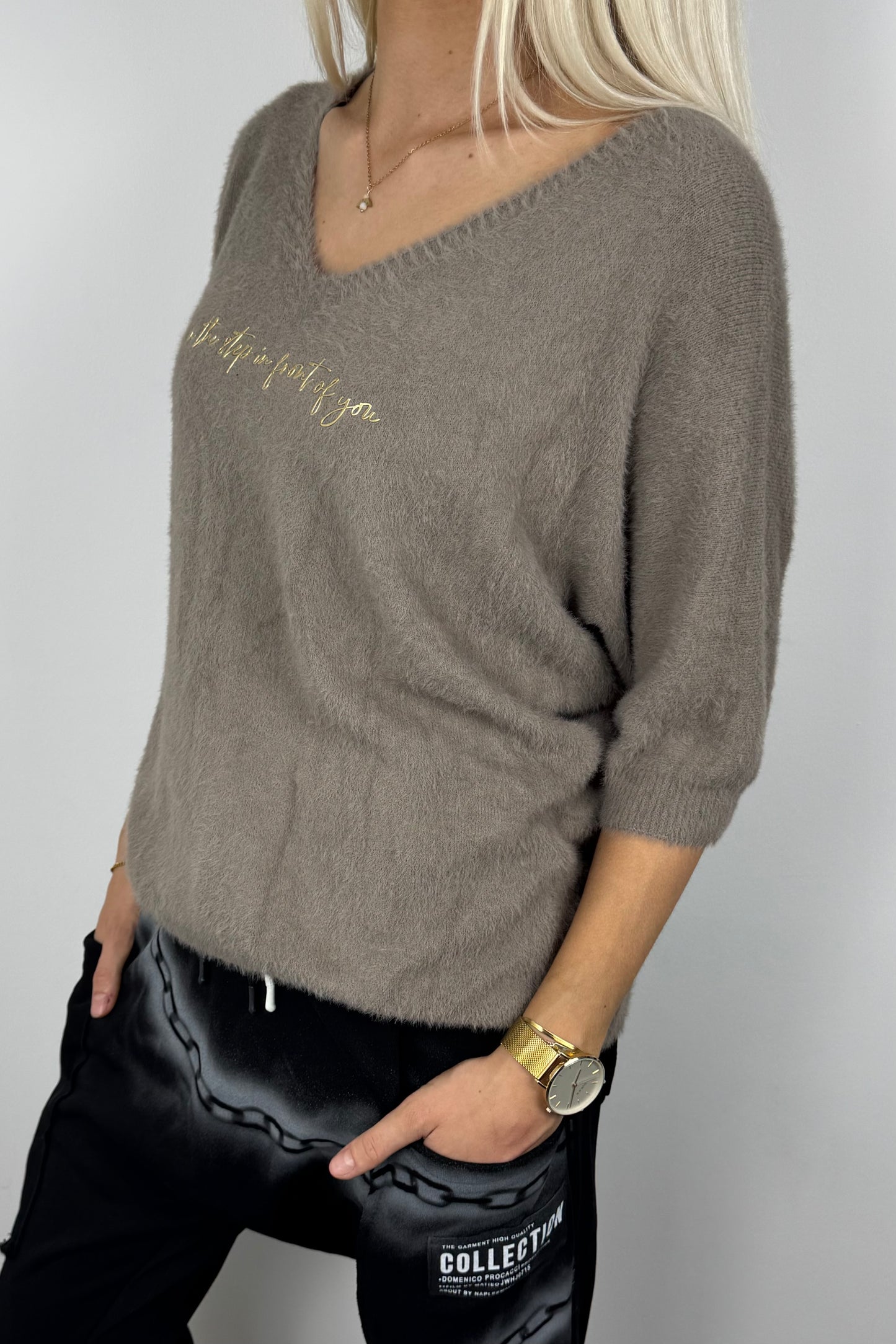 Shirt mit V-Ausschnitt und Stickerei –Mud