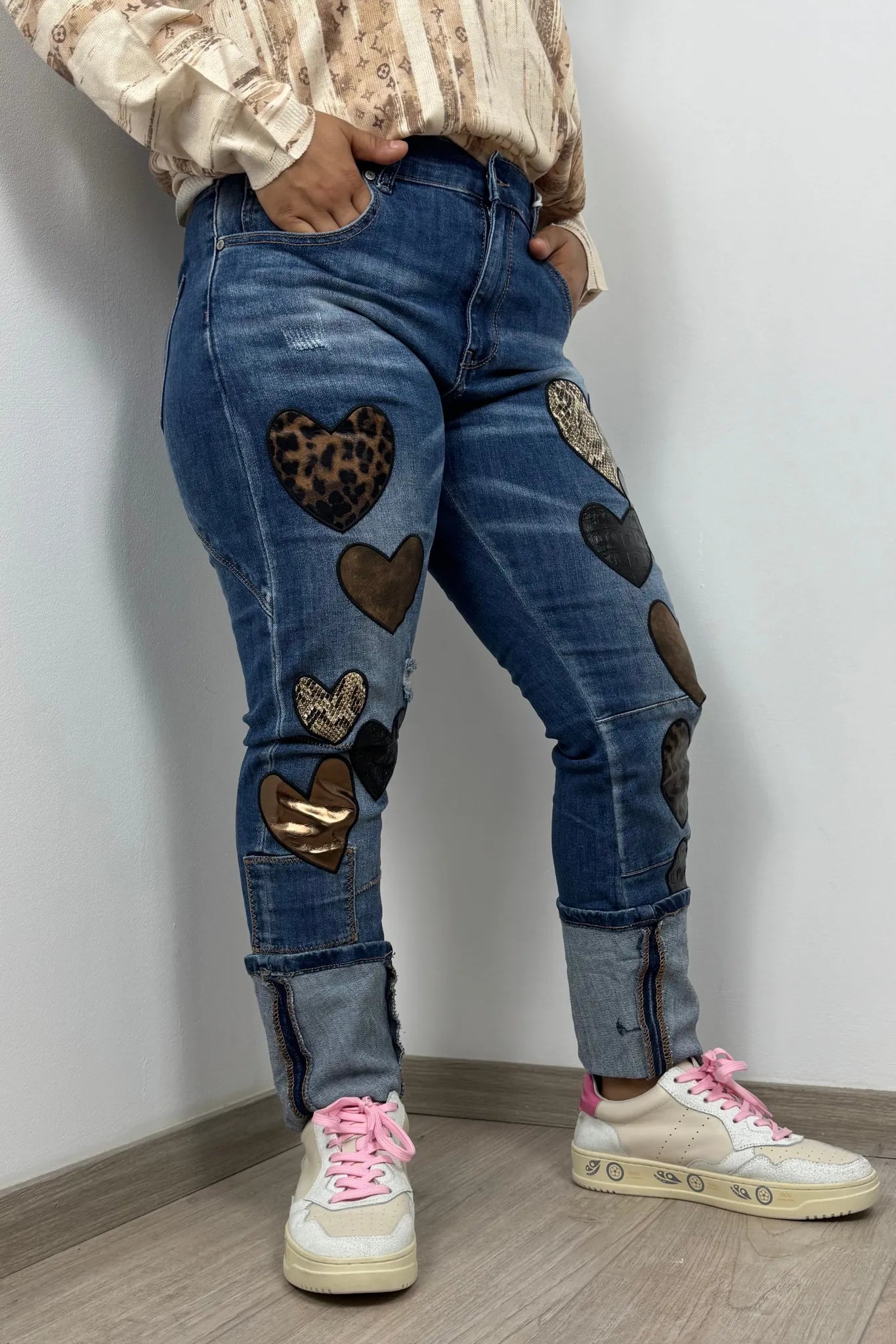 Jeans mit Herz-Applikationen in Animal- und Metallic-Optik