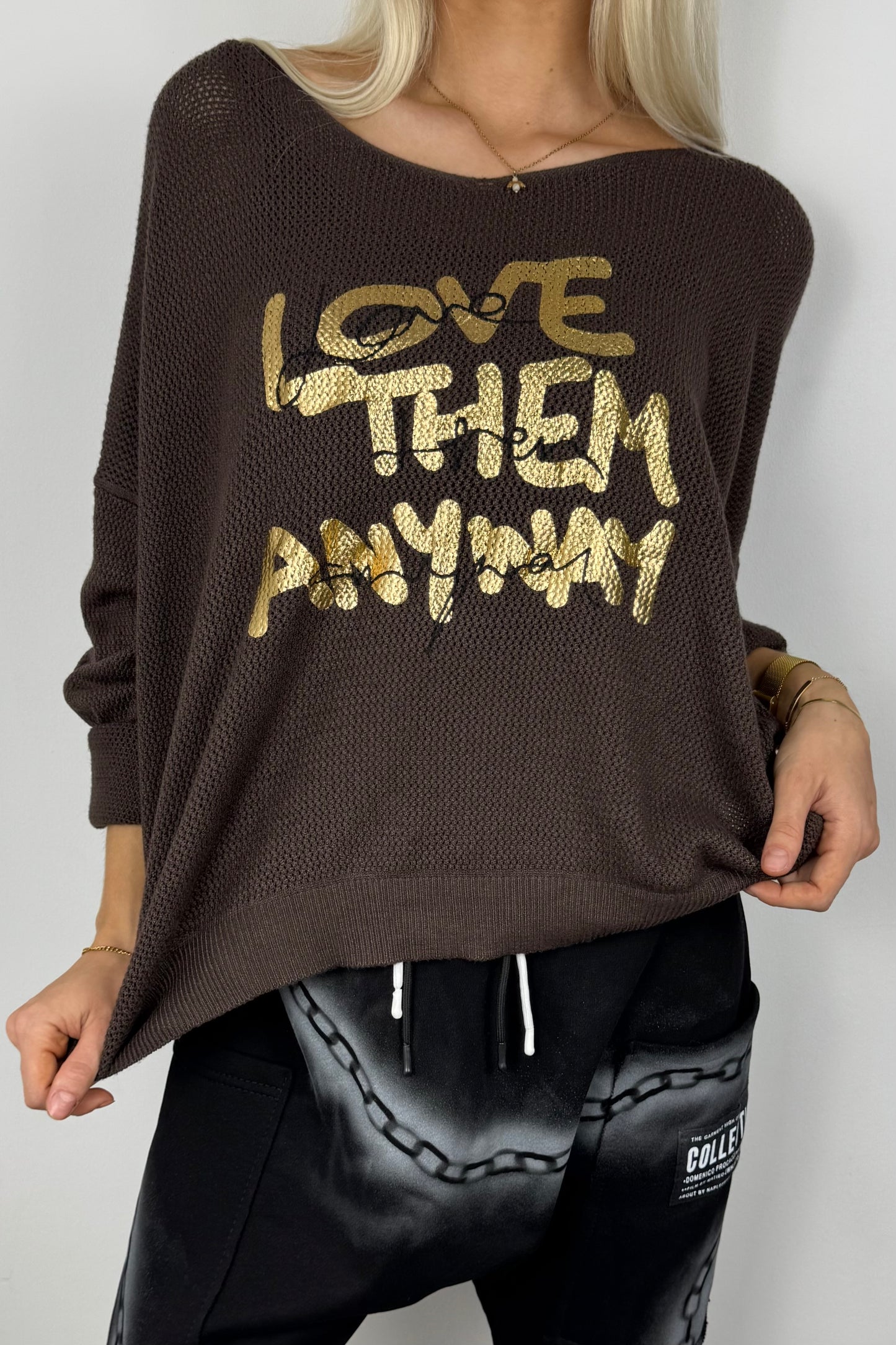 Damen Shirt mit Glitzer-Schriftzug „Love Them Anyway“ –Choco