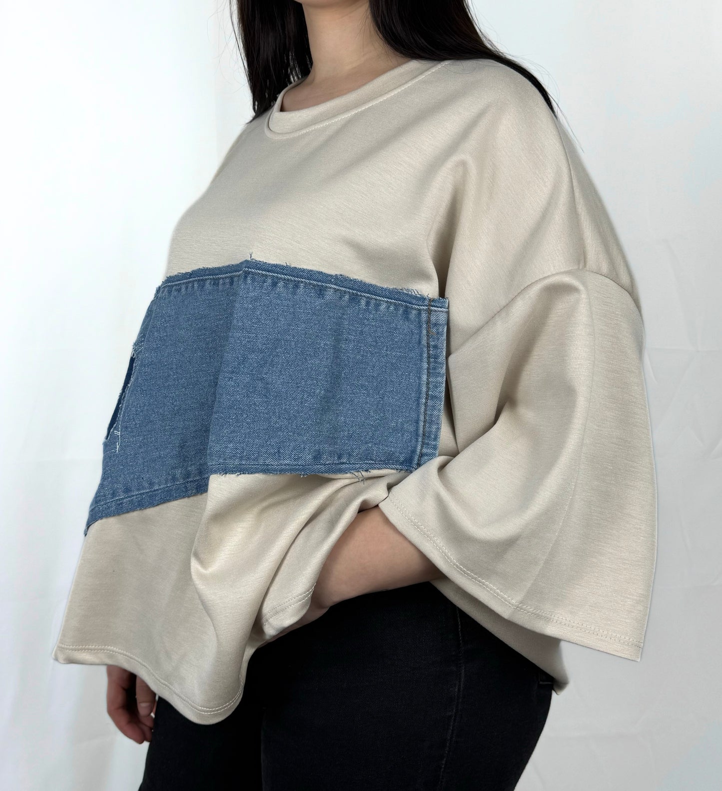 Beiges T-Shirt mit Jeansdetails – trendiger Materialmix