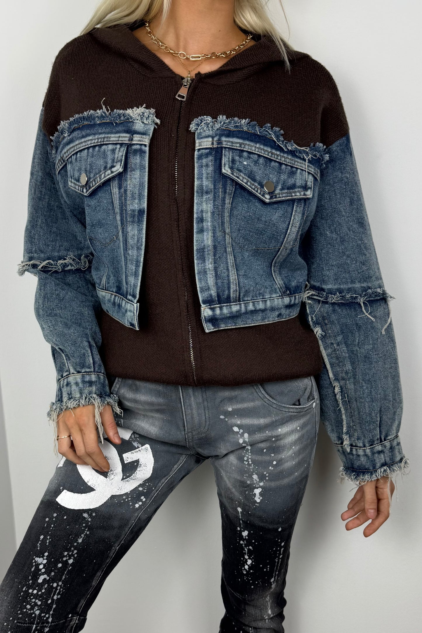 Strickjacke mit Denim-Details und Kapuze – Urban Street Look-Choco