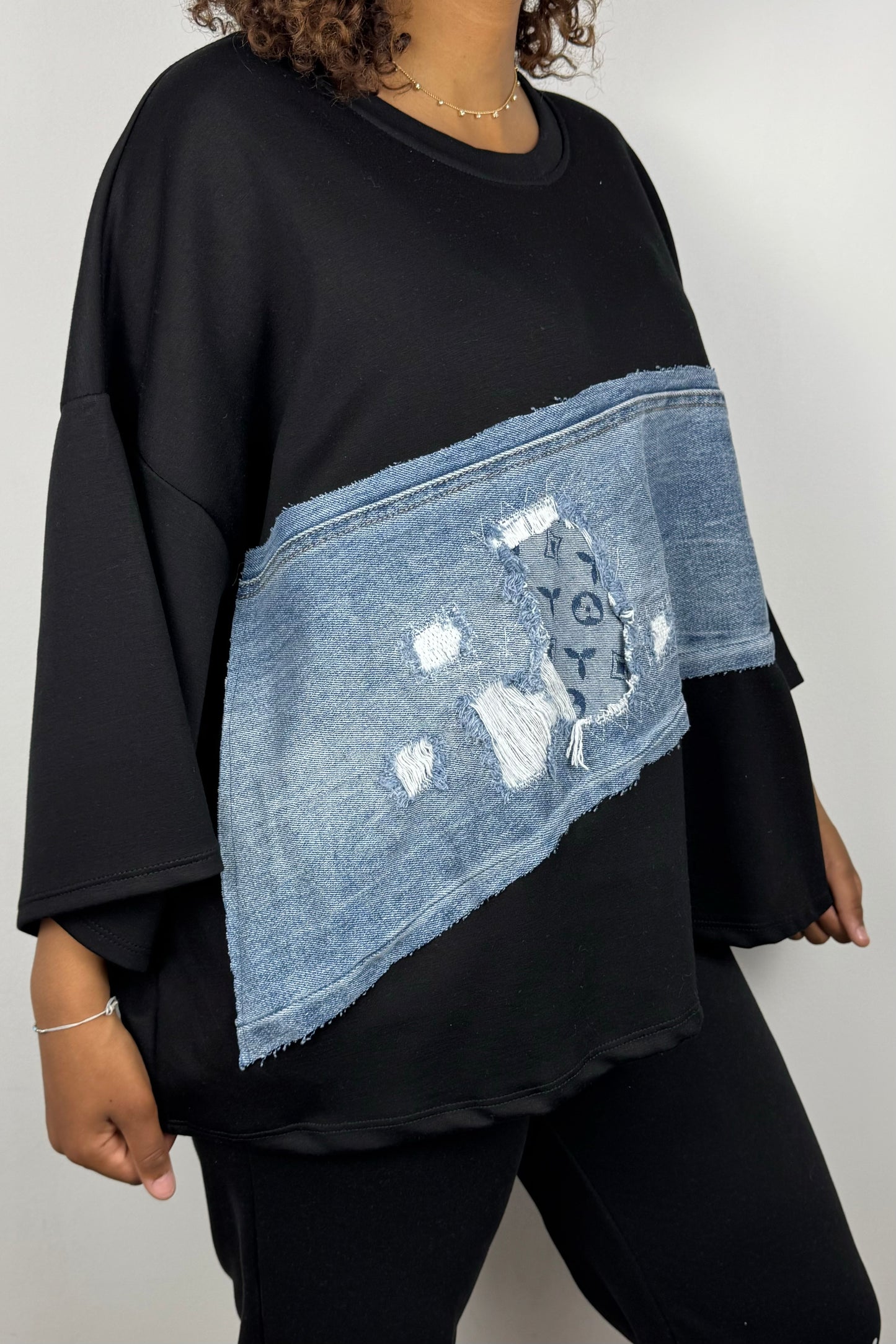 Schwarzes T-Shirt mit Jeansdetails – cooler Kontrast-Look