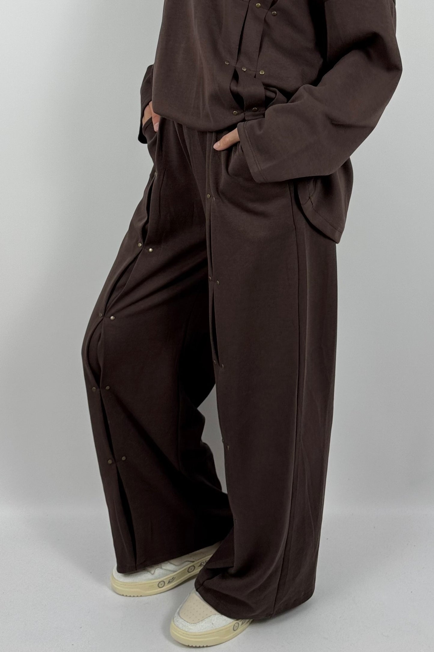 Damen Hose mit Faltendetails & Nieten – Schoko