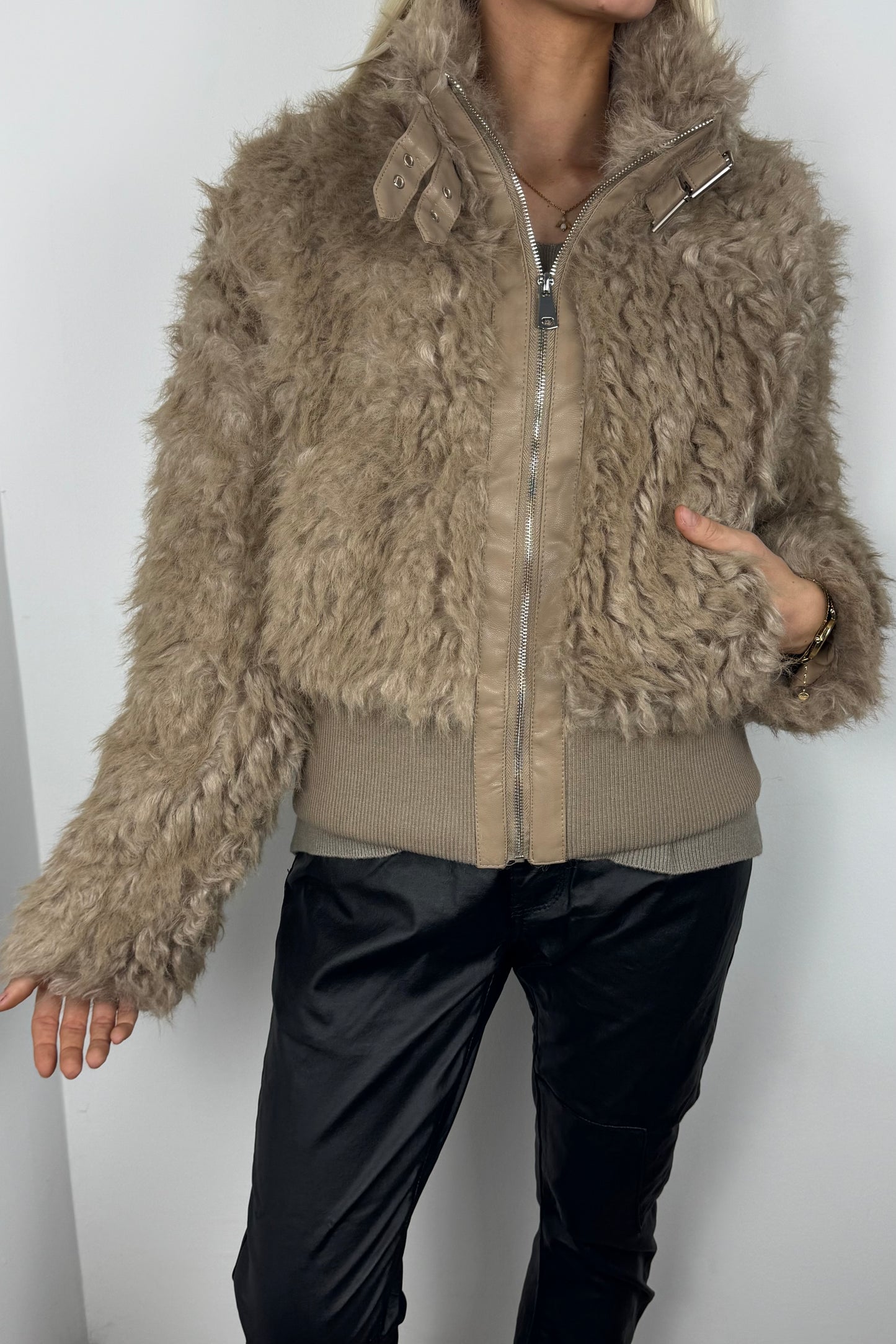 Stylische Felljacke mit Reißverschluss und Kragen-Beige