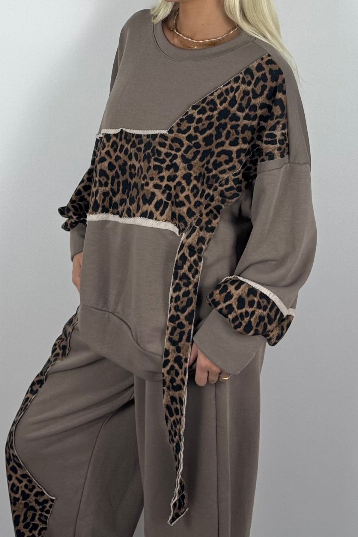 Oversize Damen Sweatshirt mit Leo-Muster & asymmetrischem Design - Mud