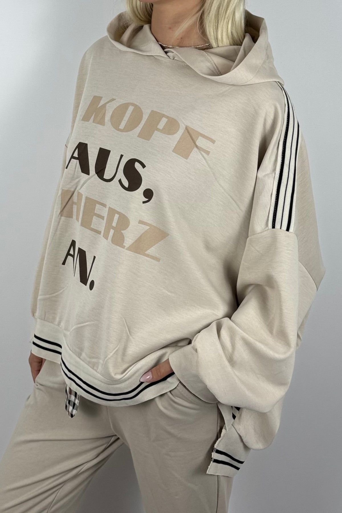 Oversize Hoodie „Kopf aus, Herz an“-Beige