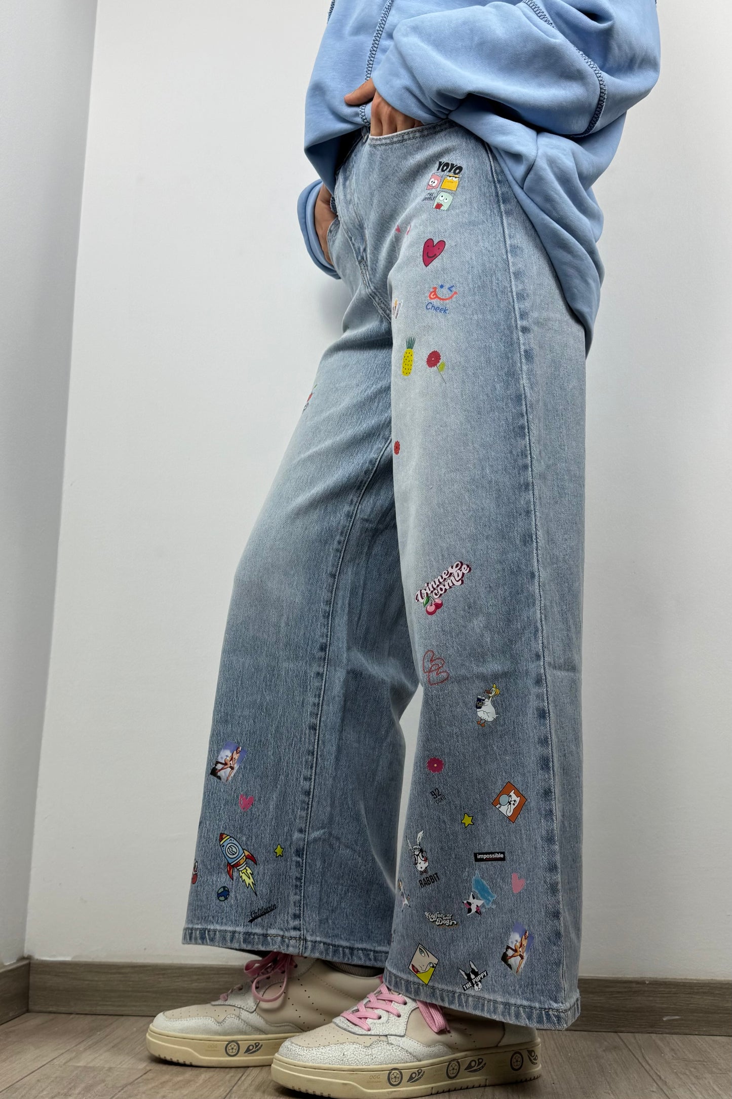 Jeans mit Stickern & Print-Details