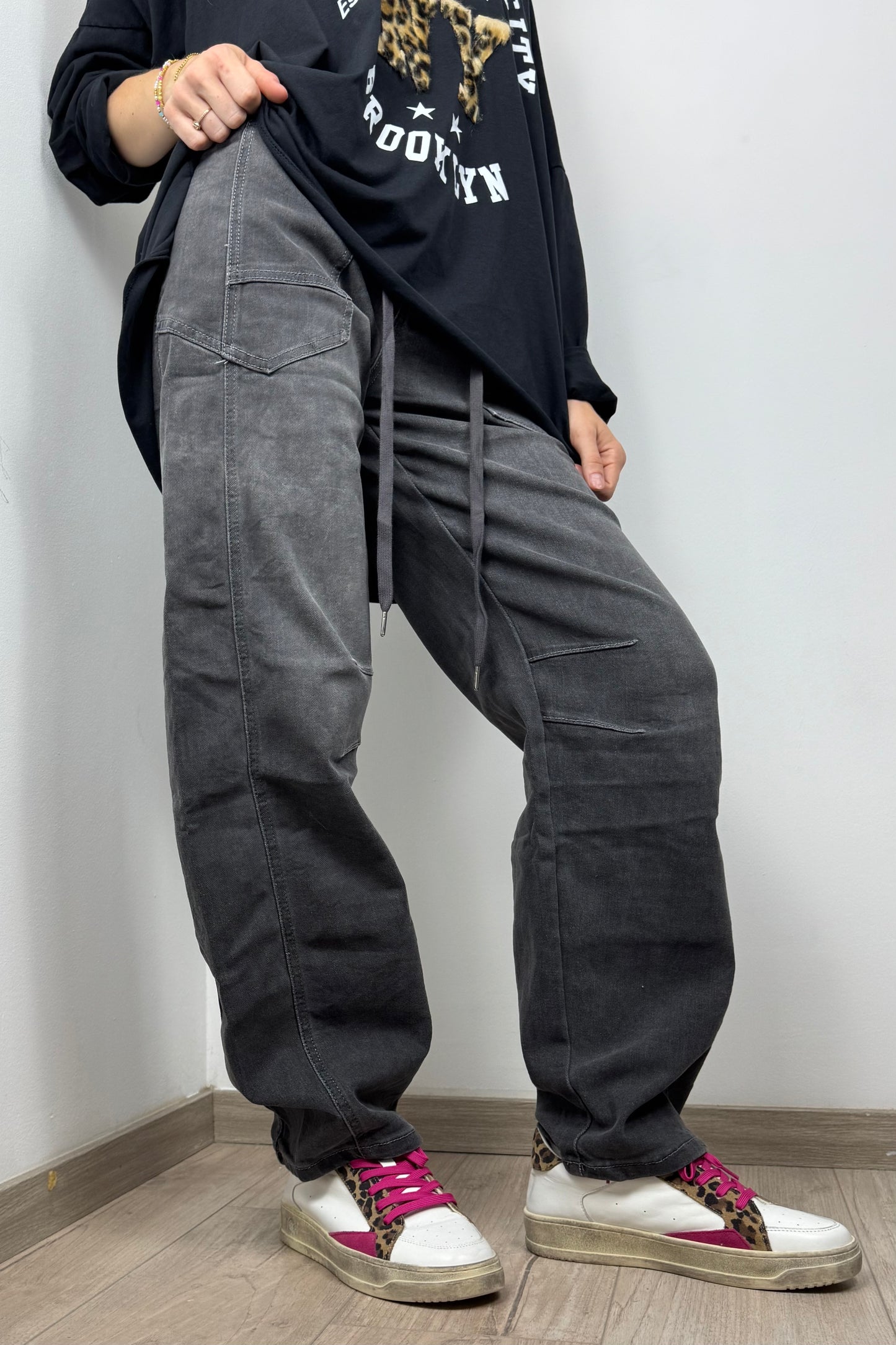 Trendige Damen-Jeans in Grau mit Kontrastnähten und Kordel