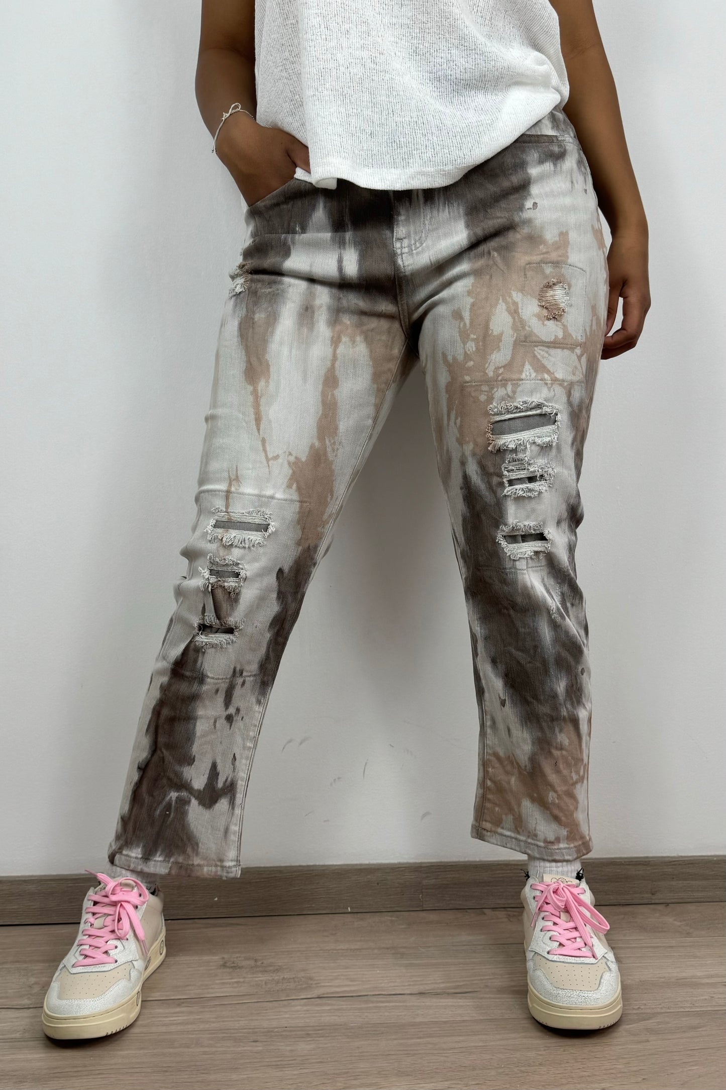 Damenjeans mit Batik-Waschung & Destroyed-Details