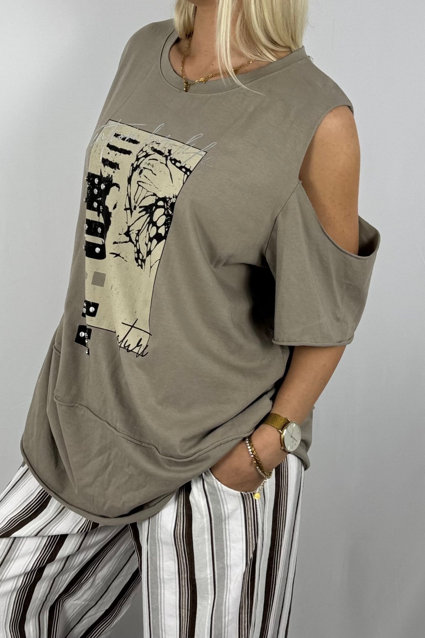 Asymmetrisches Shirt mit Print & Cut-Out-Details – modern und bequem-Mud