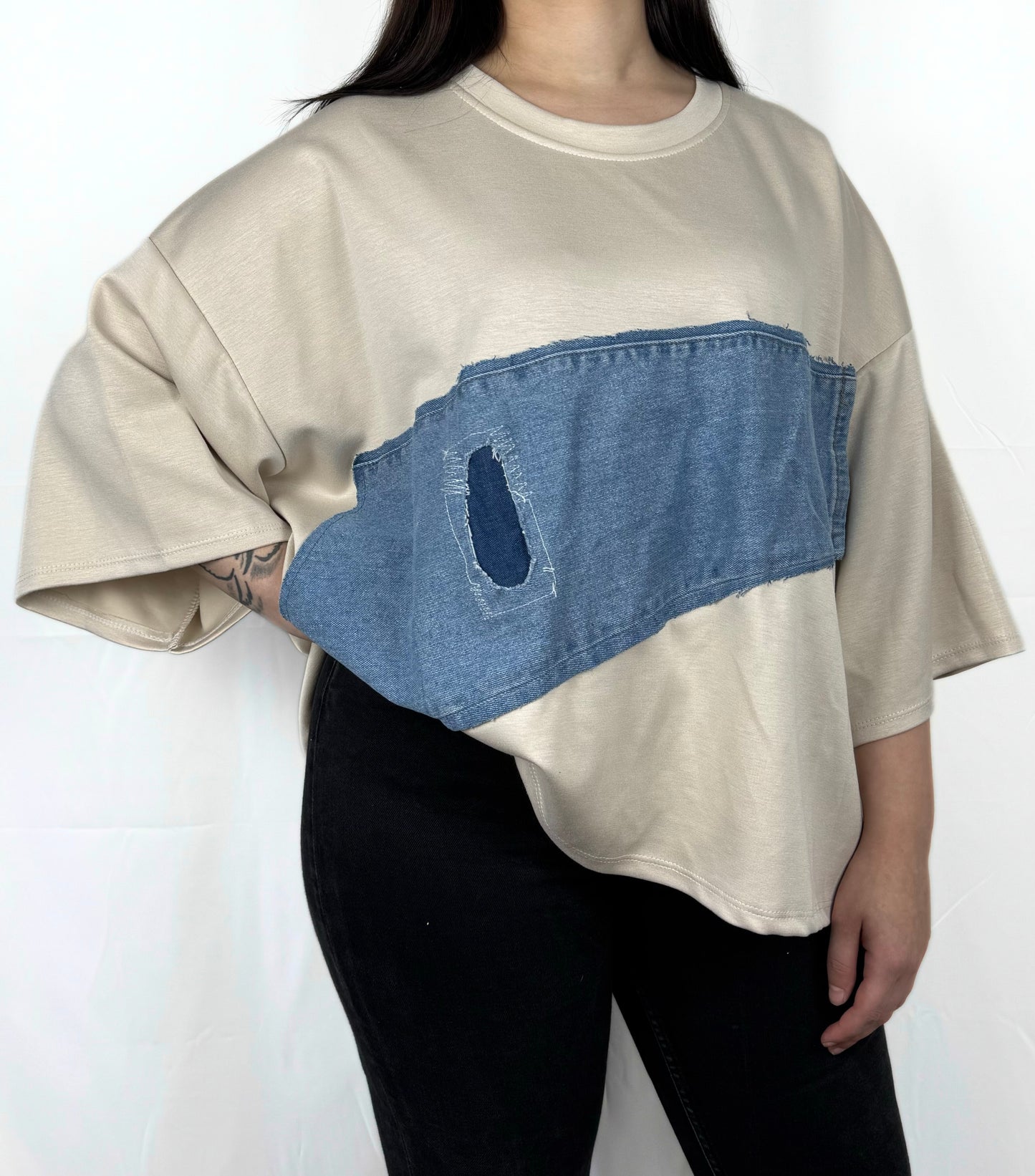 Beiges T-Shirt mit Jeansdetails – trendiger Materialmix