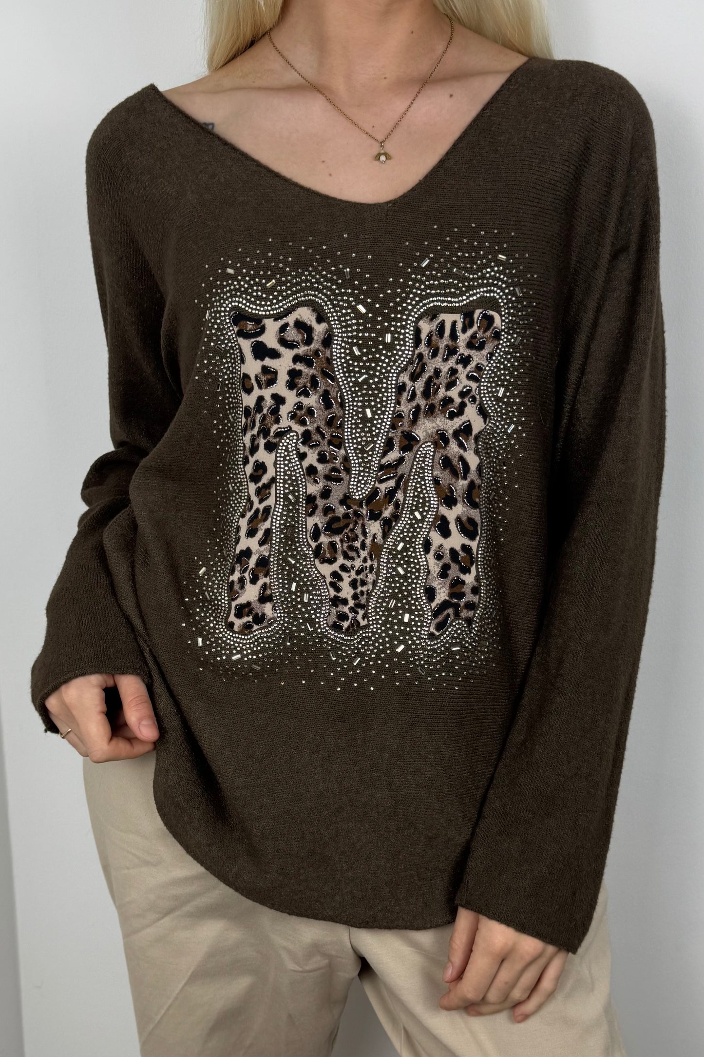 Langarmshirt mit Strass-Detail und M-Applikation-Choco
