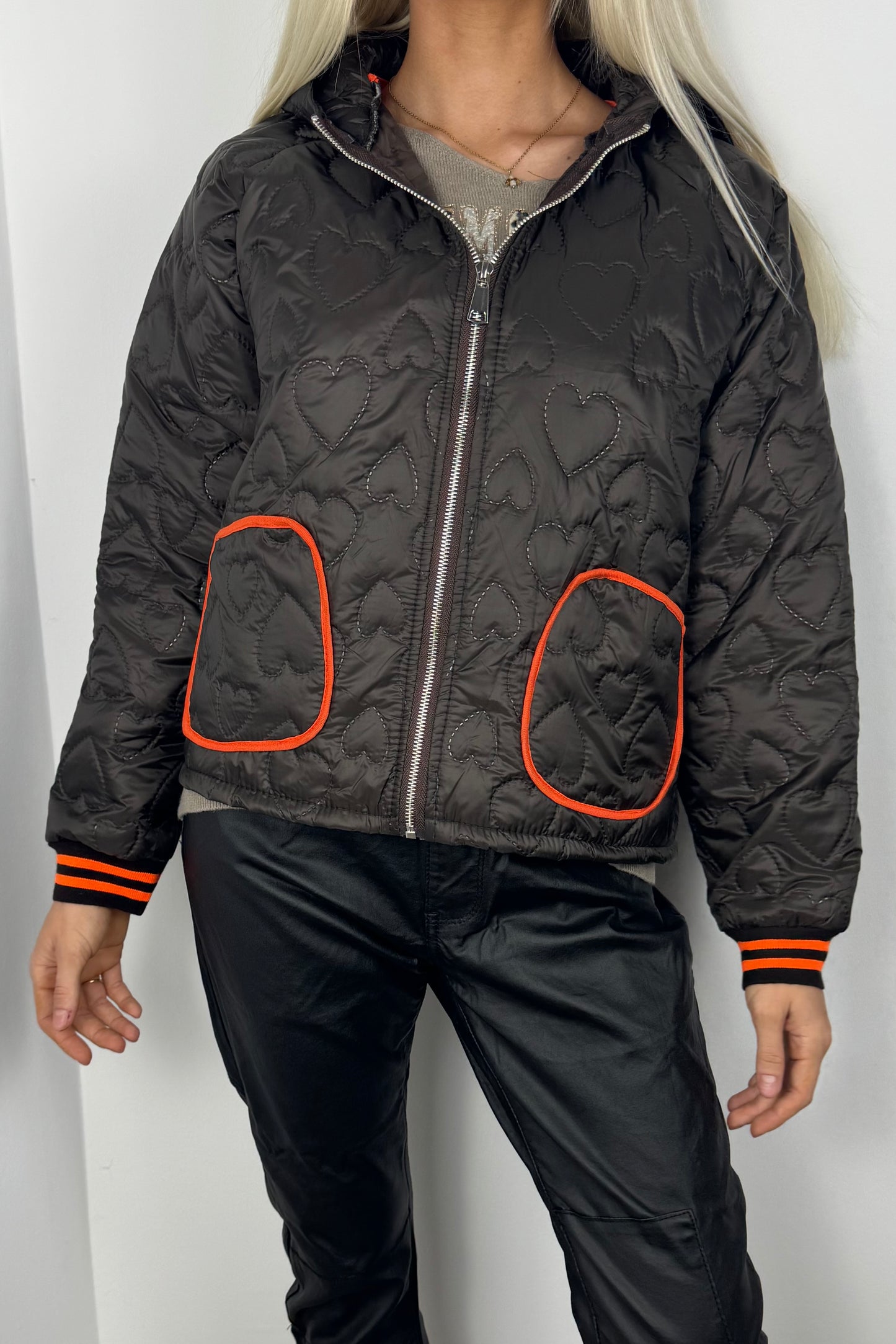 Leichte Steppjacke mit Herzmuster und Kapuze-Coffee