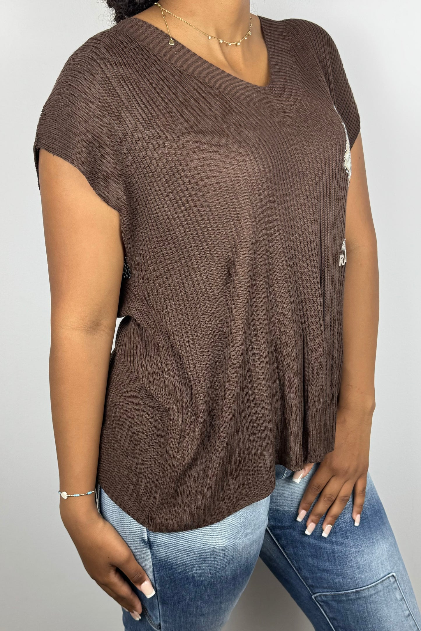 Rippstrick-Shirt mit Glitzerapplikationen und V-Ausschnitt