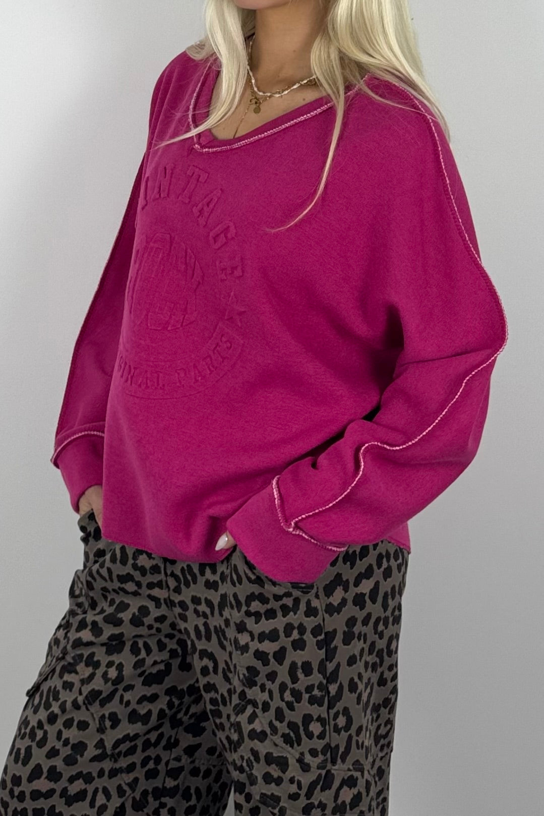 Oversize Damen Sweatshirt mit Vintage-Prägung & V-Ausschnitt – Pink