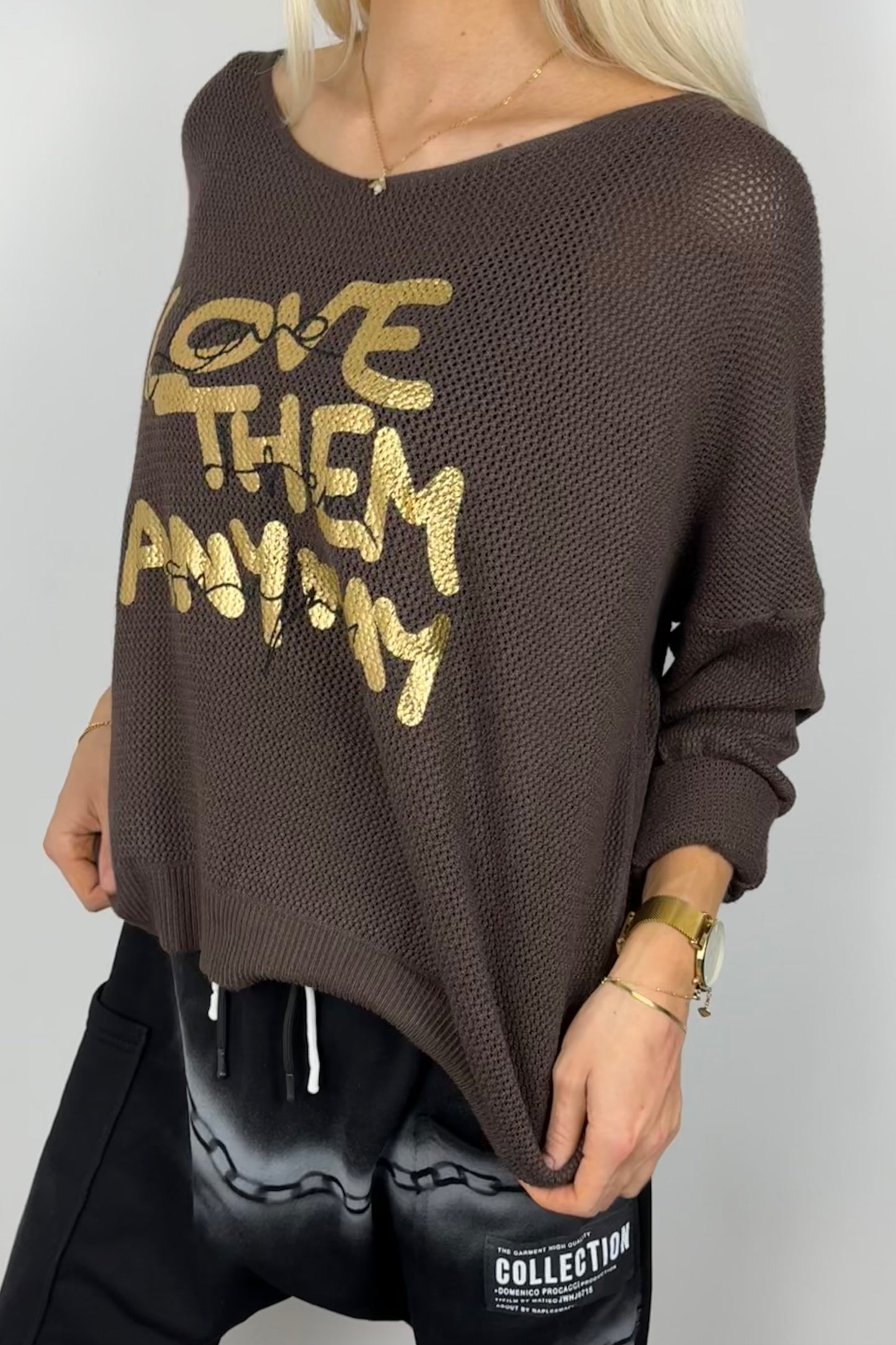 Damen Shirt mit Glitzer-Schriftzug „Love Them Anyway“ –Choco