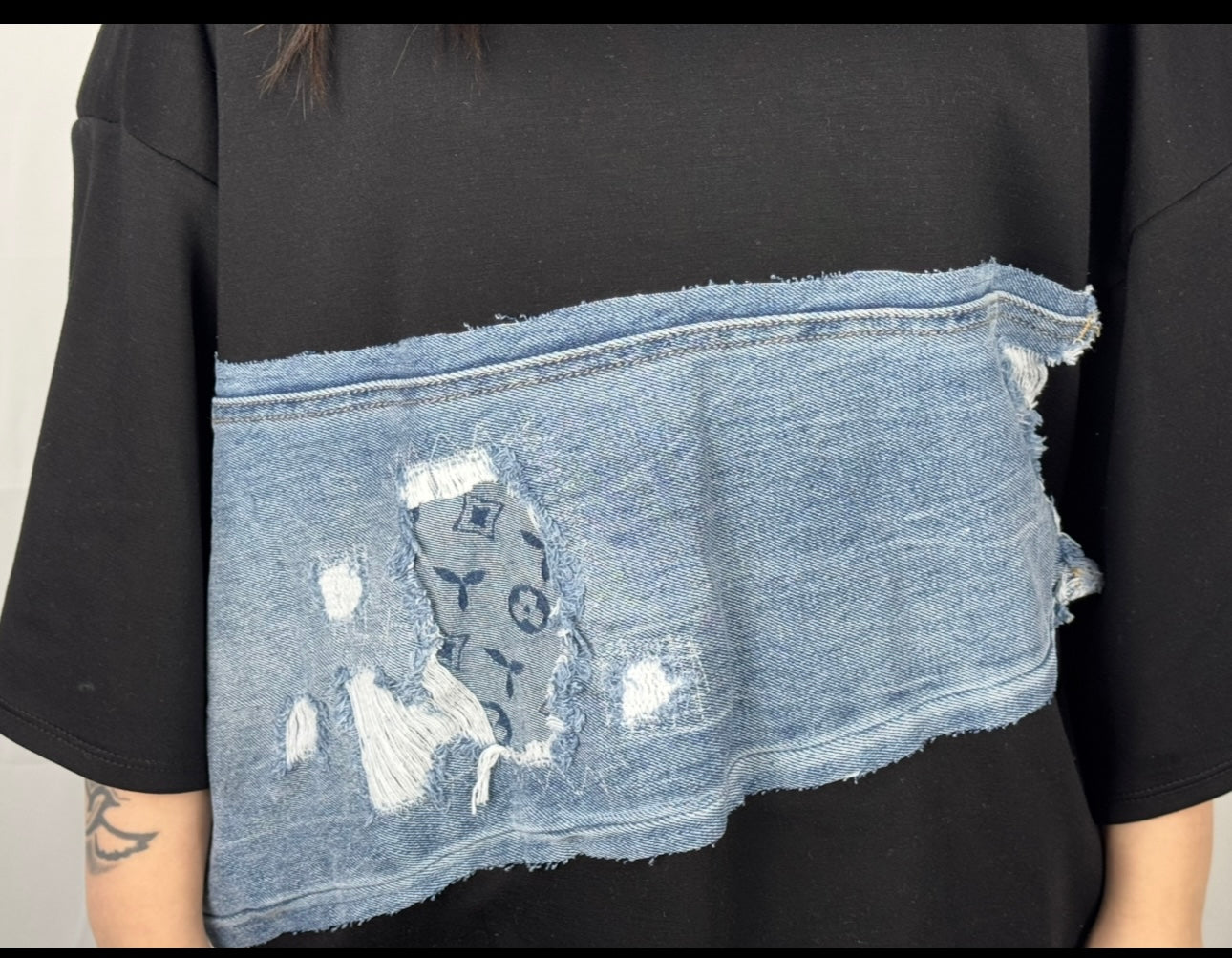 Schwarzes T-Shirt mit Jeansdetails – cooler Kontrast-Look