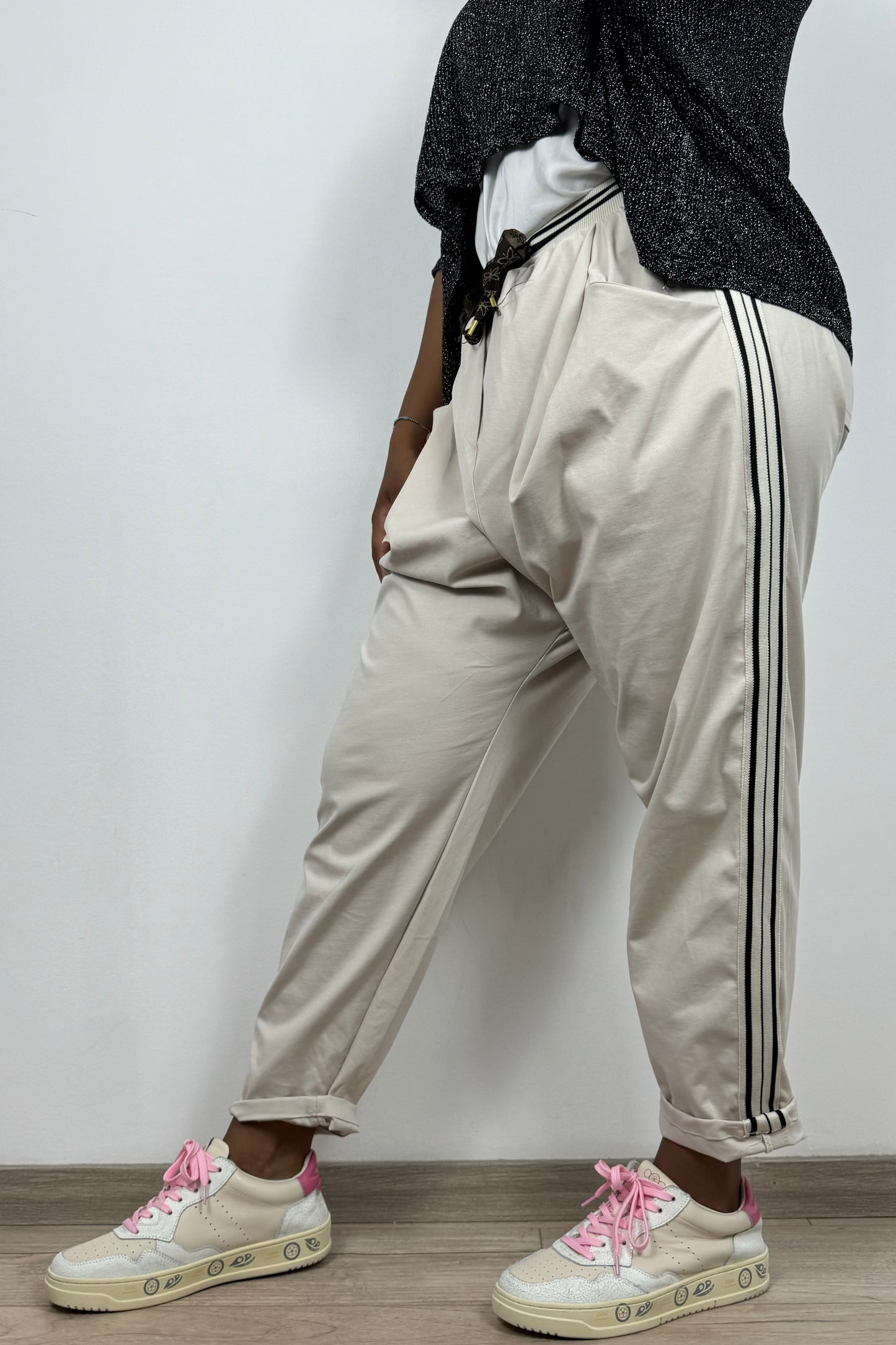 Sportlich-elegante Hose mit Galonstreifen und Bindegürtel
