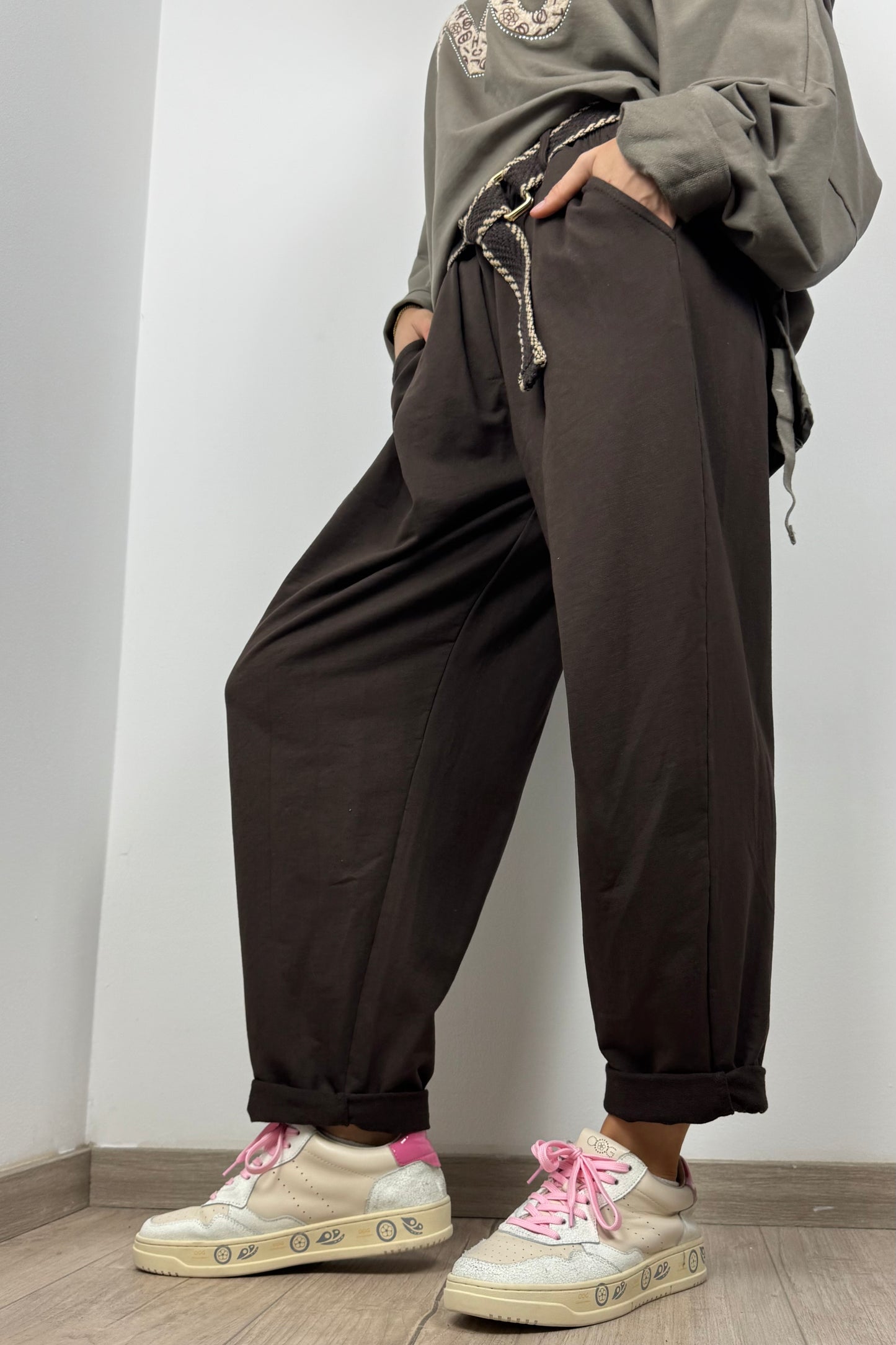 Bequeme Damenhose mit elastischem Bund und Gürtel-Choco