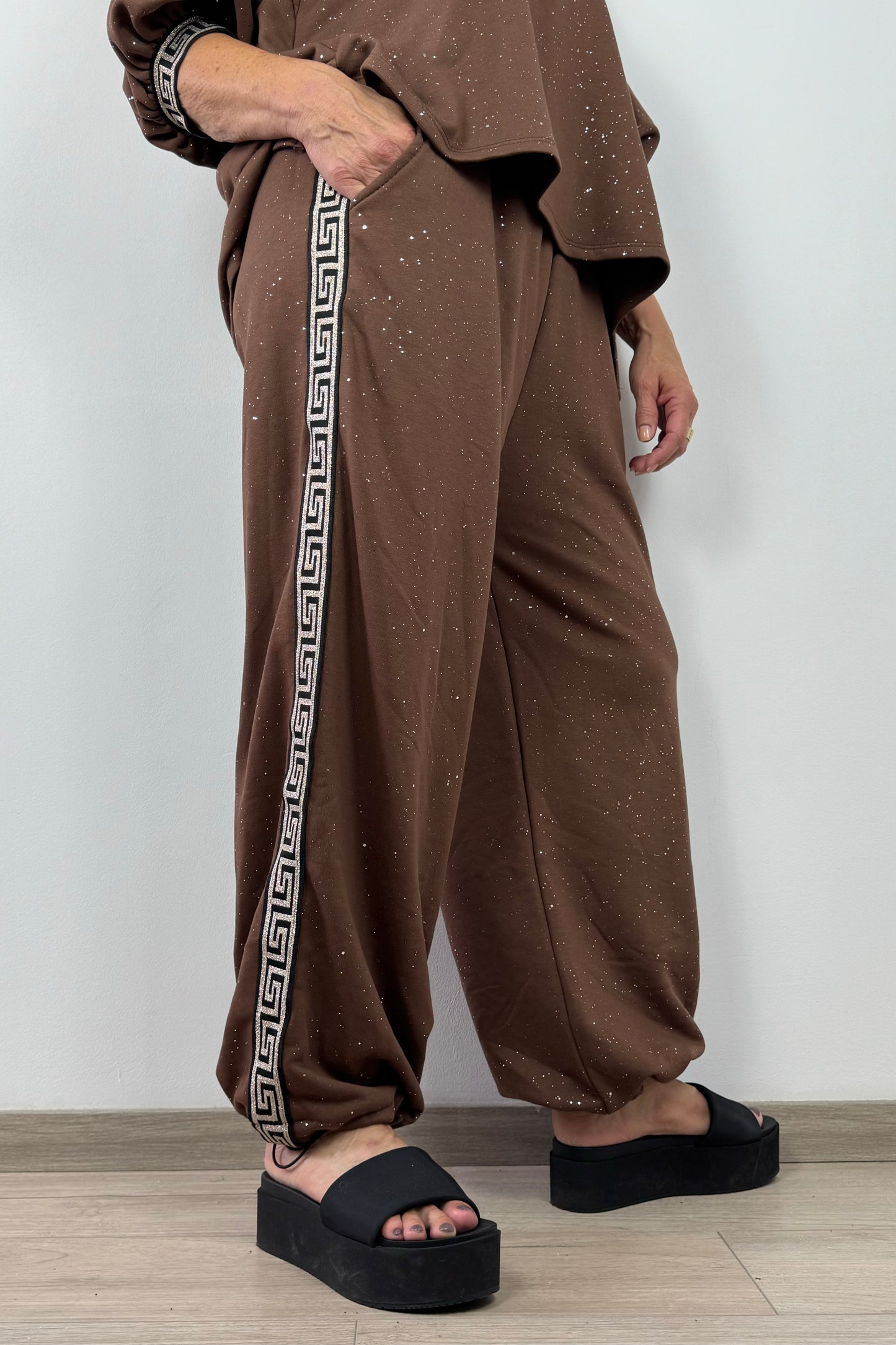 Damen Jogpants mit Glitzer – Zierstreifen & elastischer Bund