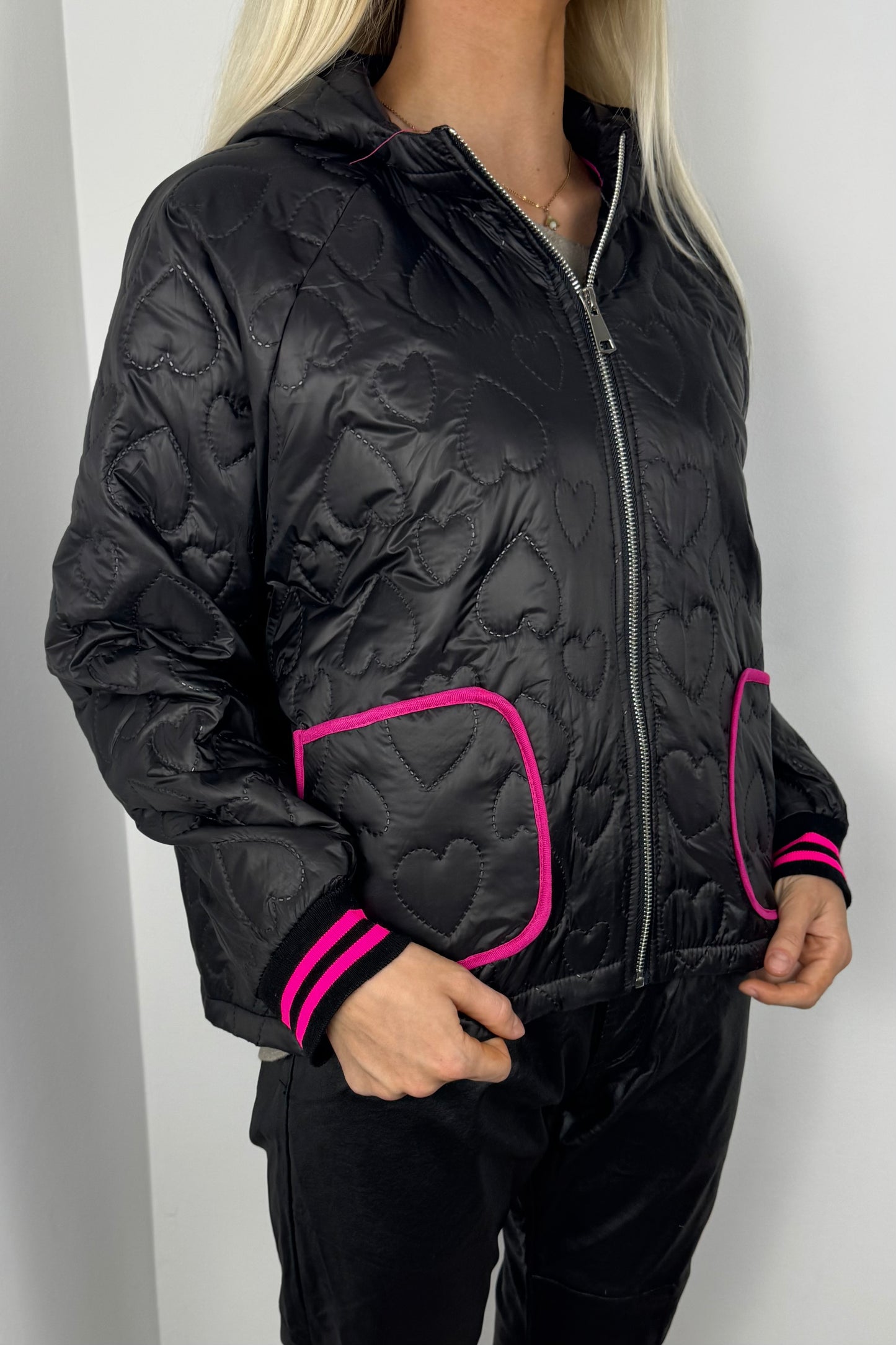 Leichte Steppjacke mit Herzmuster und Kapuze-Schwarz