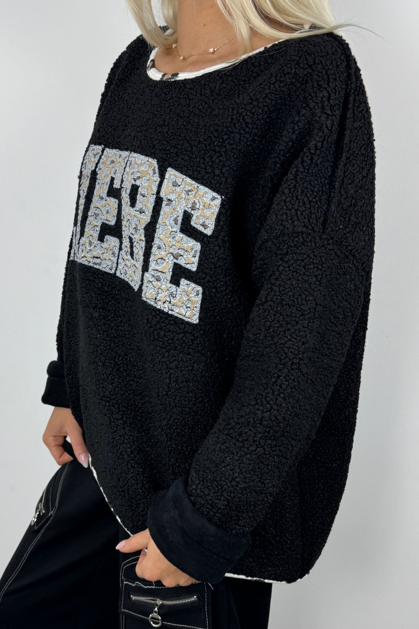 Oversize Teddy Pullover „LIEBE“ –Schwarz