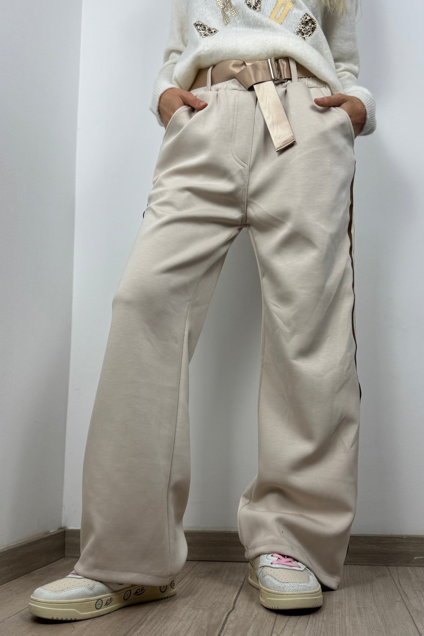 Hose mit Seitstreifen und Gürtel – Beige