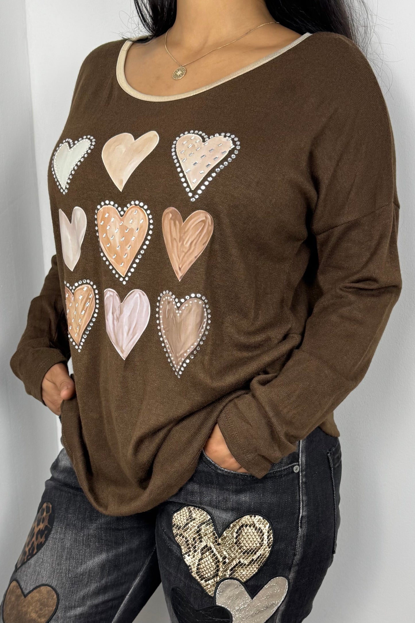Shirt mit glitzernden Herzapplikationen – hochwertiger Viskosemix & bequeme Weite