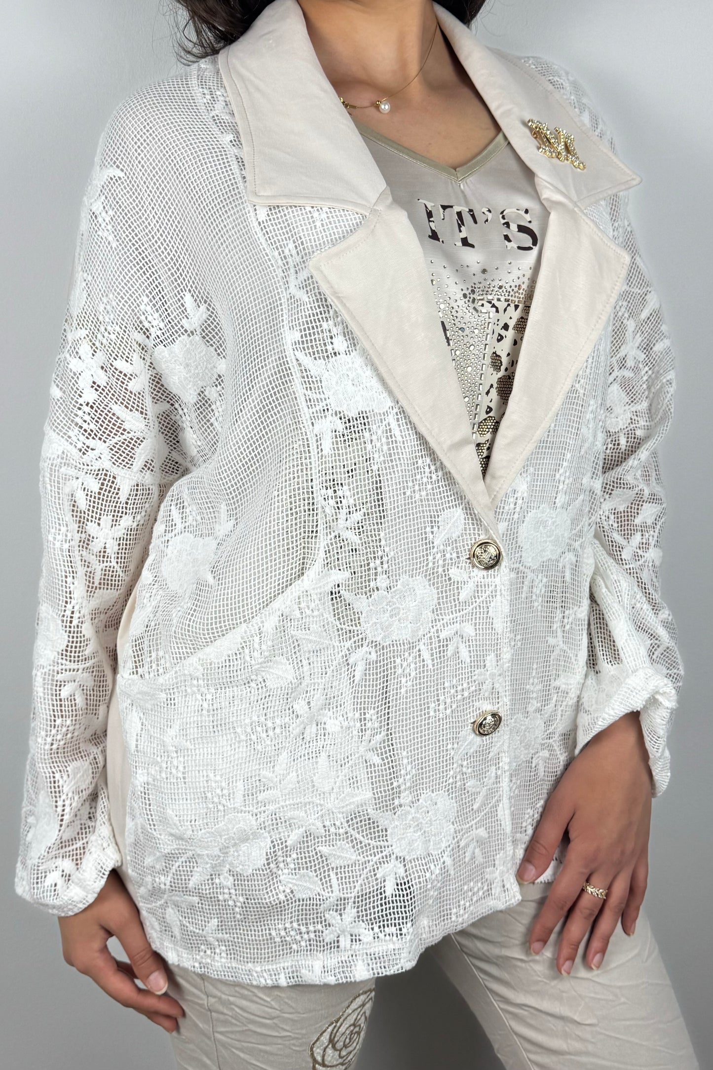 Blazer aus Spitze mit Zierbrosche „M“ und Knöpfen