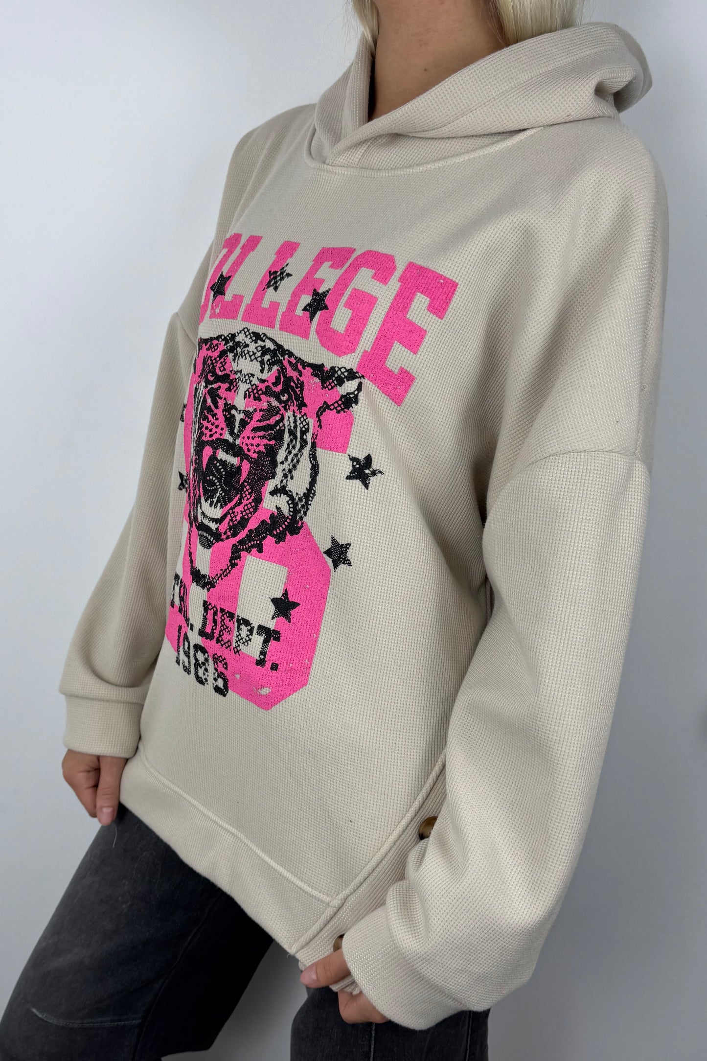 College Hoodie mit Tigerprint und Knopfdetails-Beige