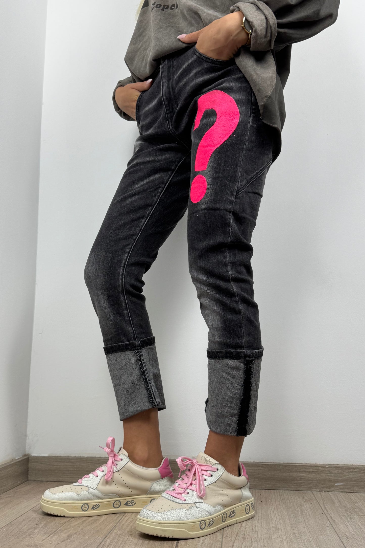 Jeans mit Fragezeichen-Print und moderner Waschung