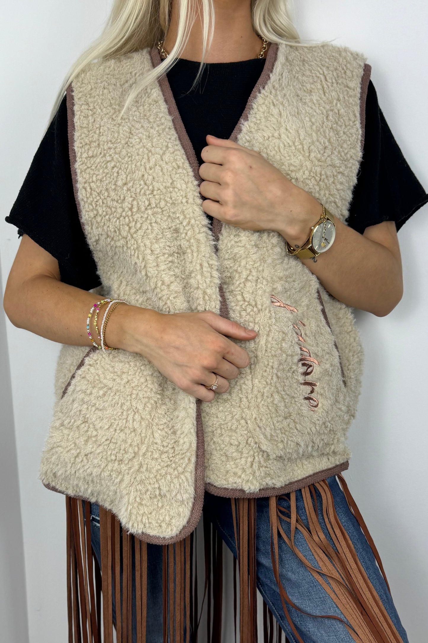 Flauschige Weste mit Stickerei –Beige