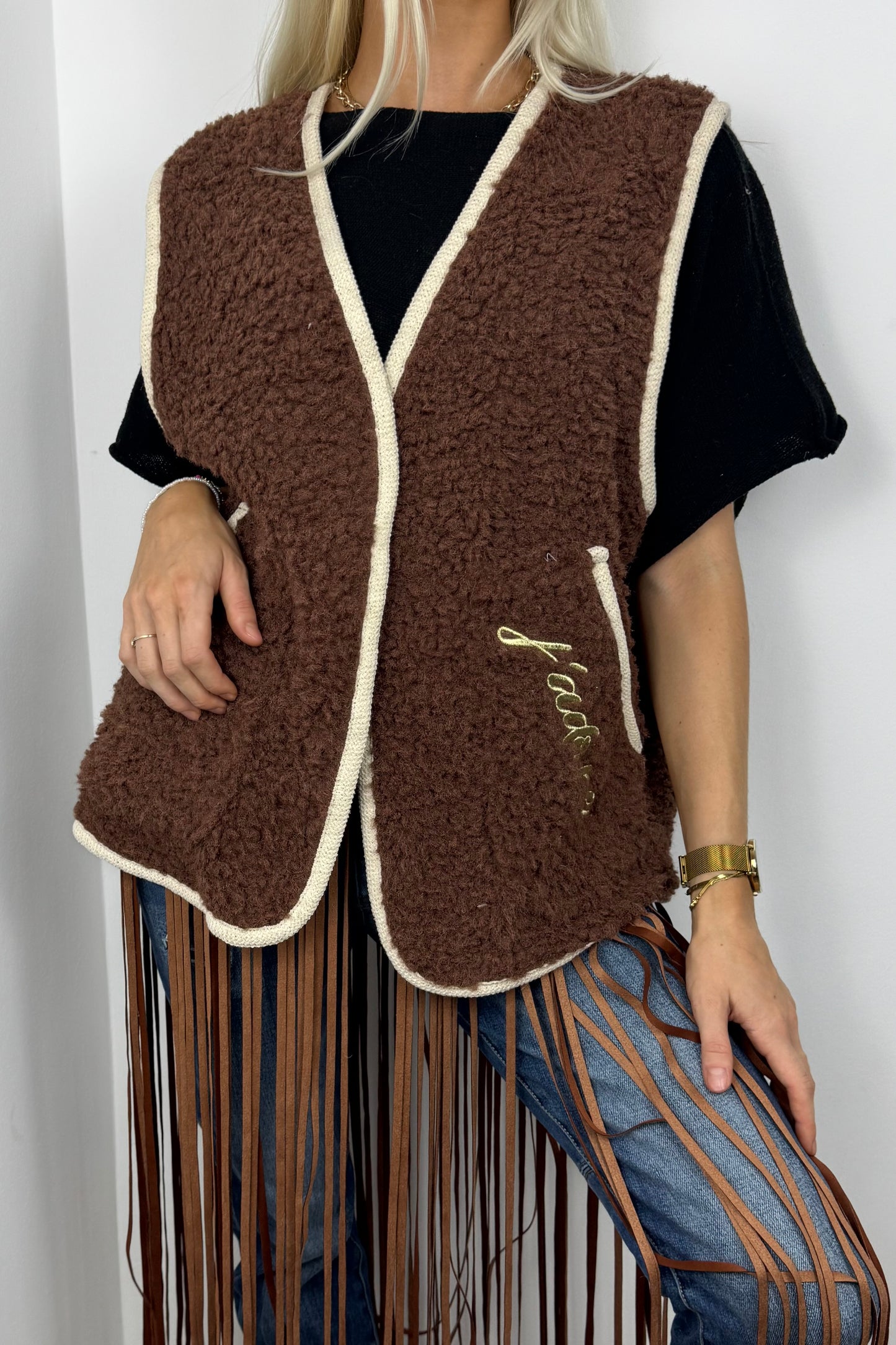 Flauschige Weste mit Stickerei –Choco