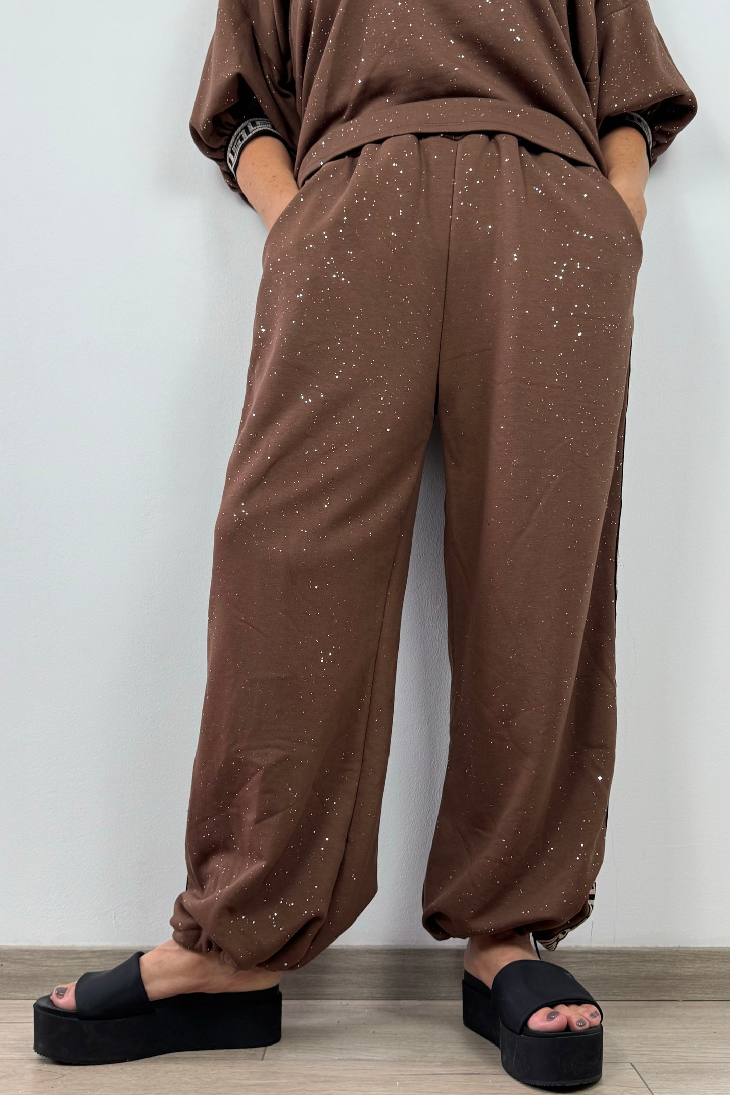 Damen Jogpants mit Glitzer – Zierstreifen & elastischer Bund