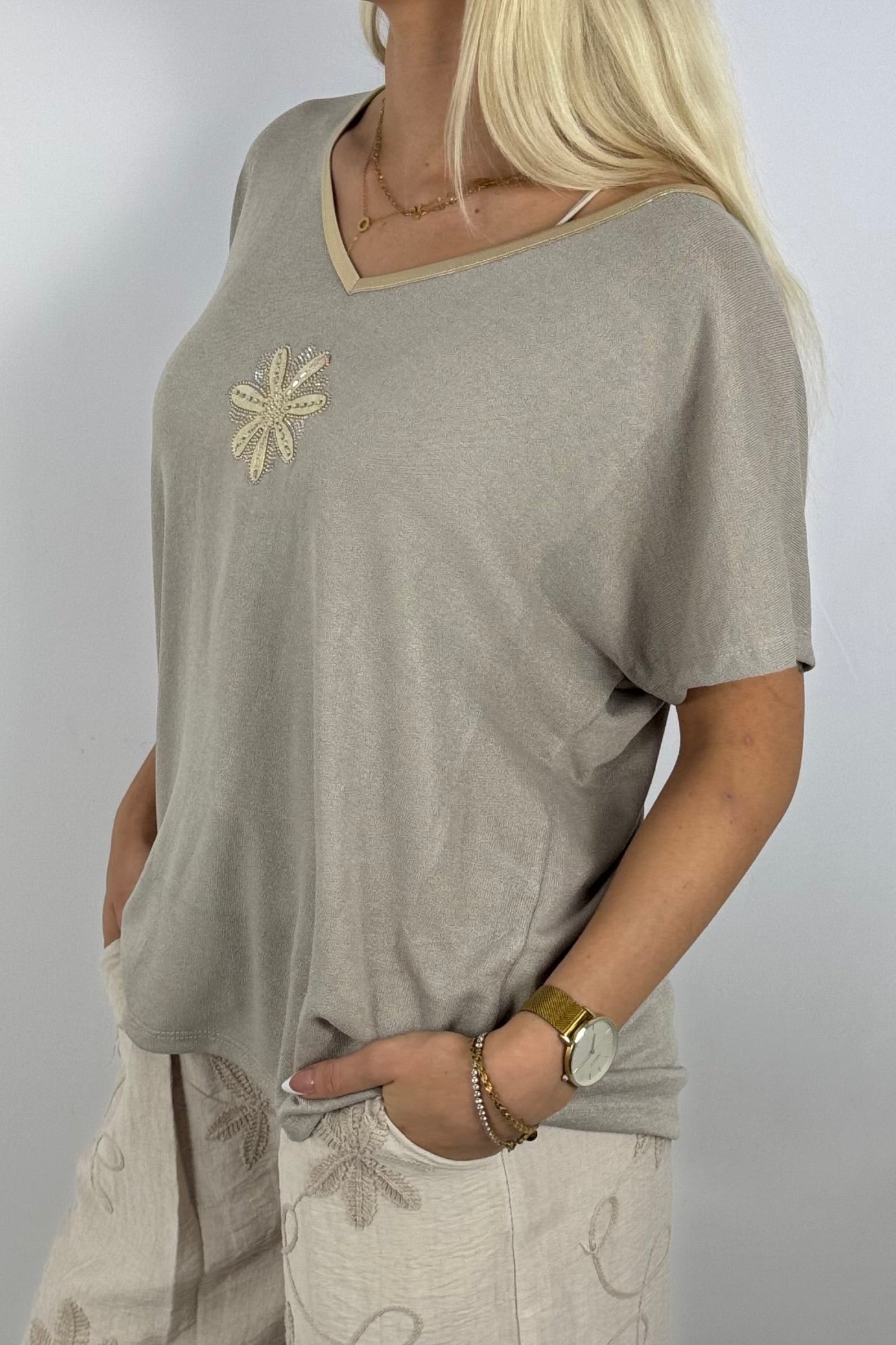 Glanzshirt mit V-Ausschnitt & Schmuckblüte-Mud