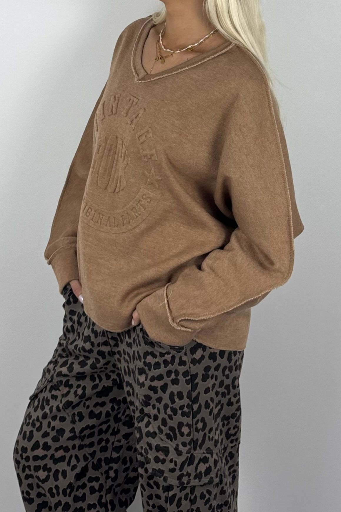 Oversize Damen Sweatshirt mit Vintage-Prägung & V-Ausschnitt – Kamel