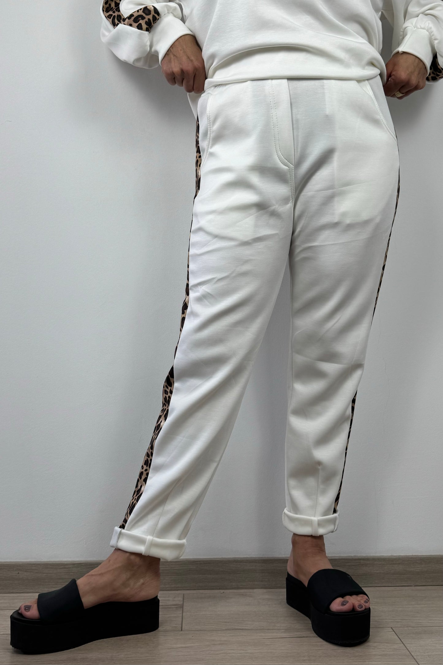 Jogpants mit Animal-Print-Seitenstreifen und Tunnelzugbund