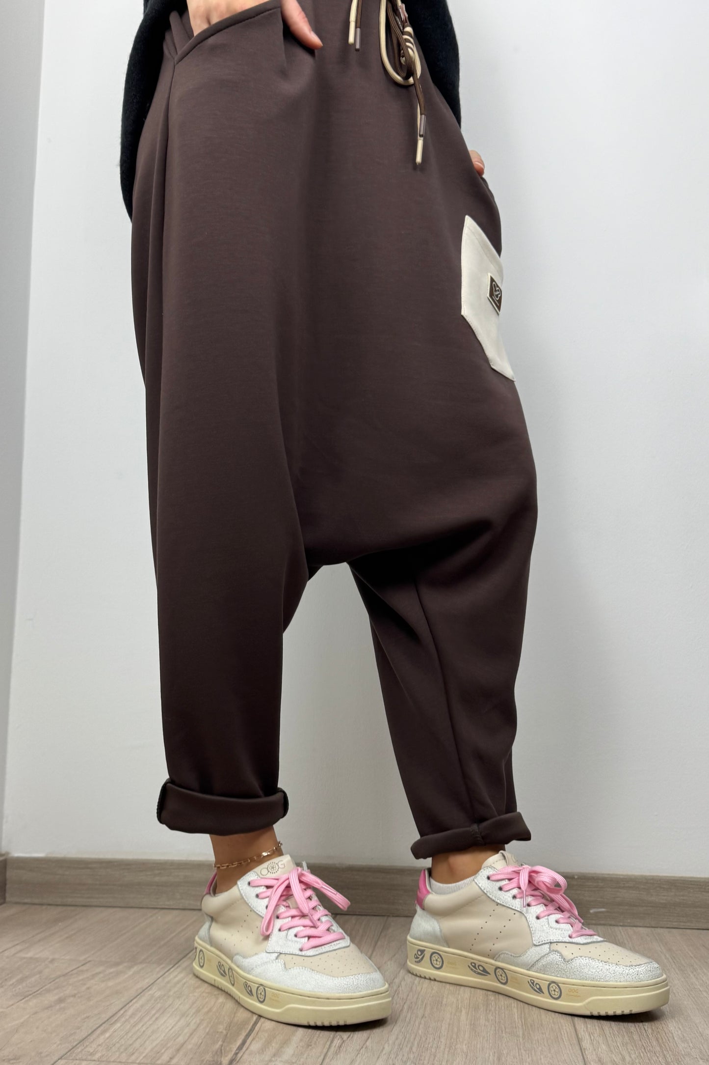 Casual Harem-Hose mit Kontrasttasche – Chocolate
