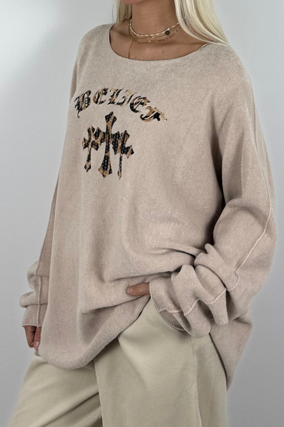 Oversize Shirt mit Leo-Statement & Kreuz-Detail – Beige