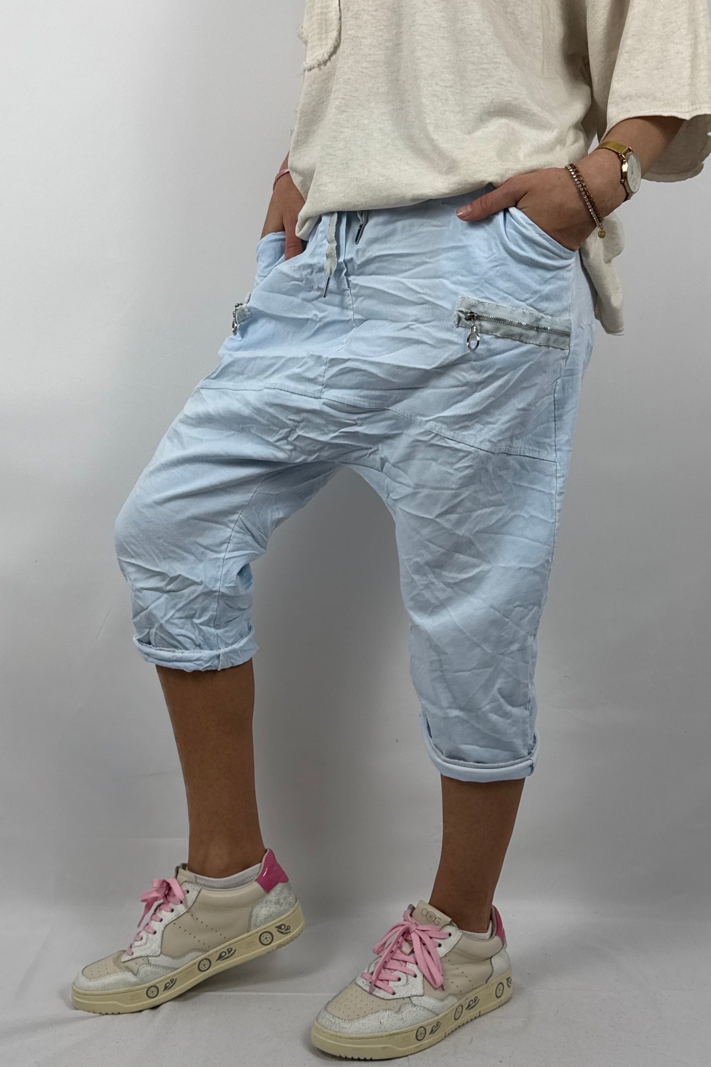 Damen Short mit Reißverschluss Details -Hellblau