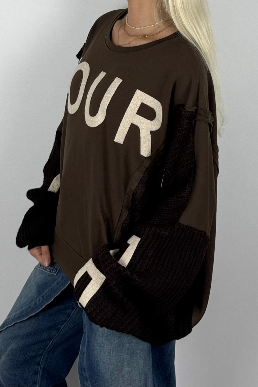 Damen Oversize Sweatshirt mit Strickärmeln & Statement – Schoko