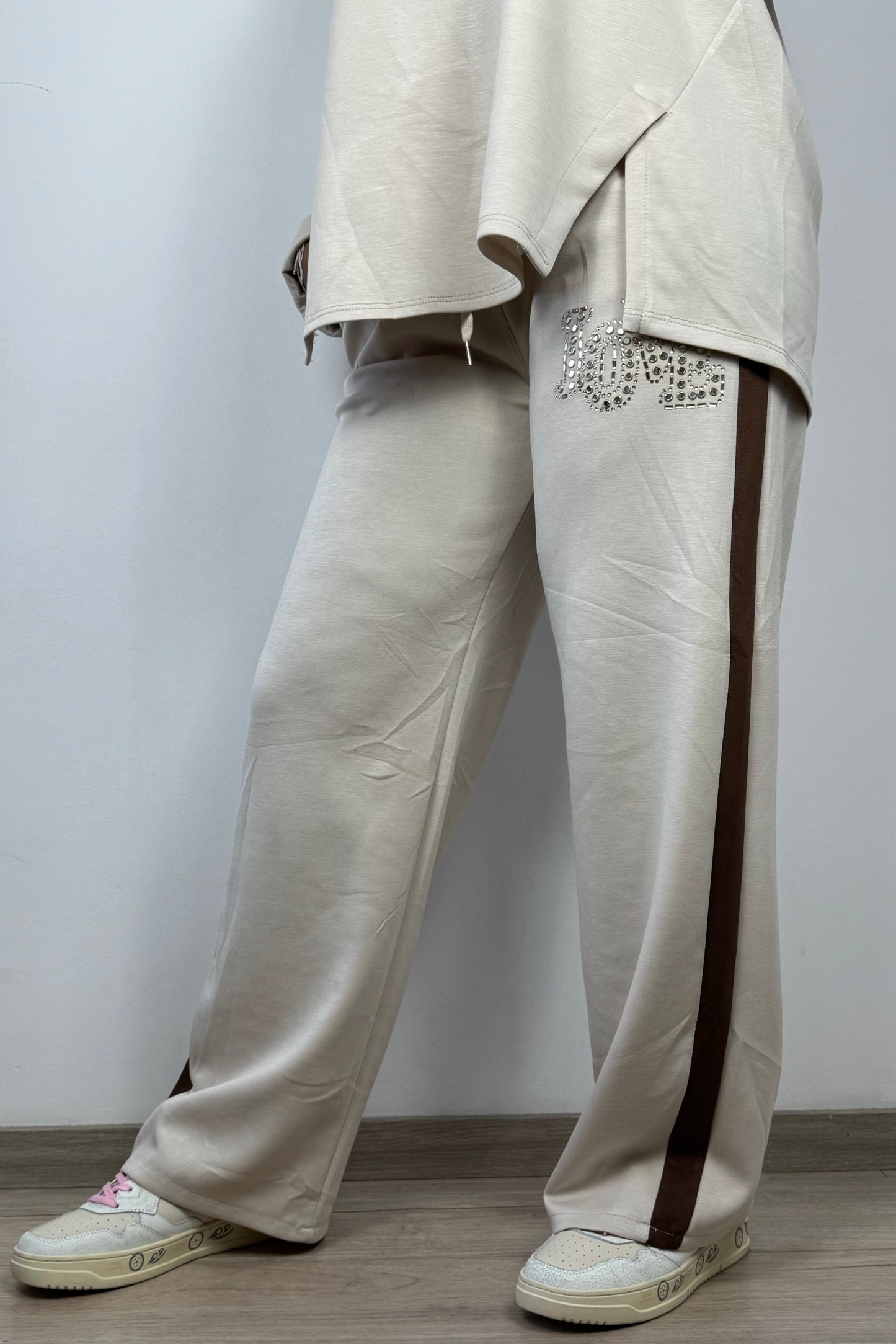 Jogginghose mit Strass-Schriftzug „LOVE“ & Seitenstreifen-Beige
