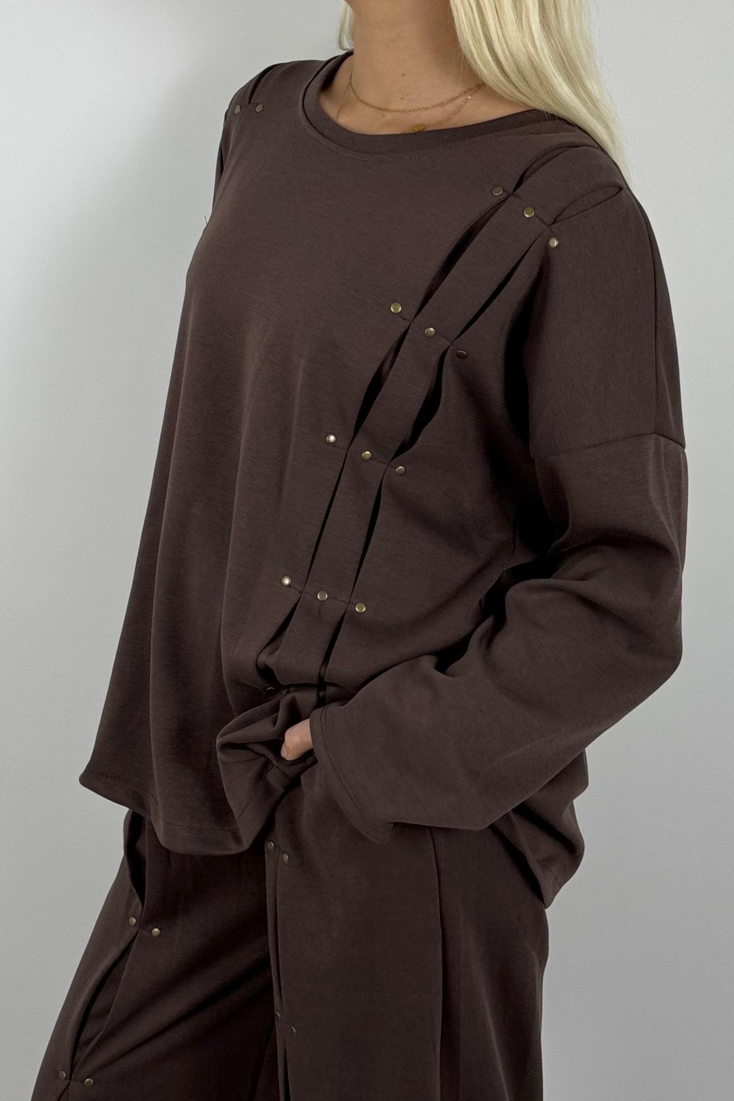 Damen Oversize Sweatshirt mit Nieten & Faltendetails – Schoko