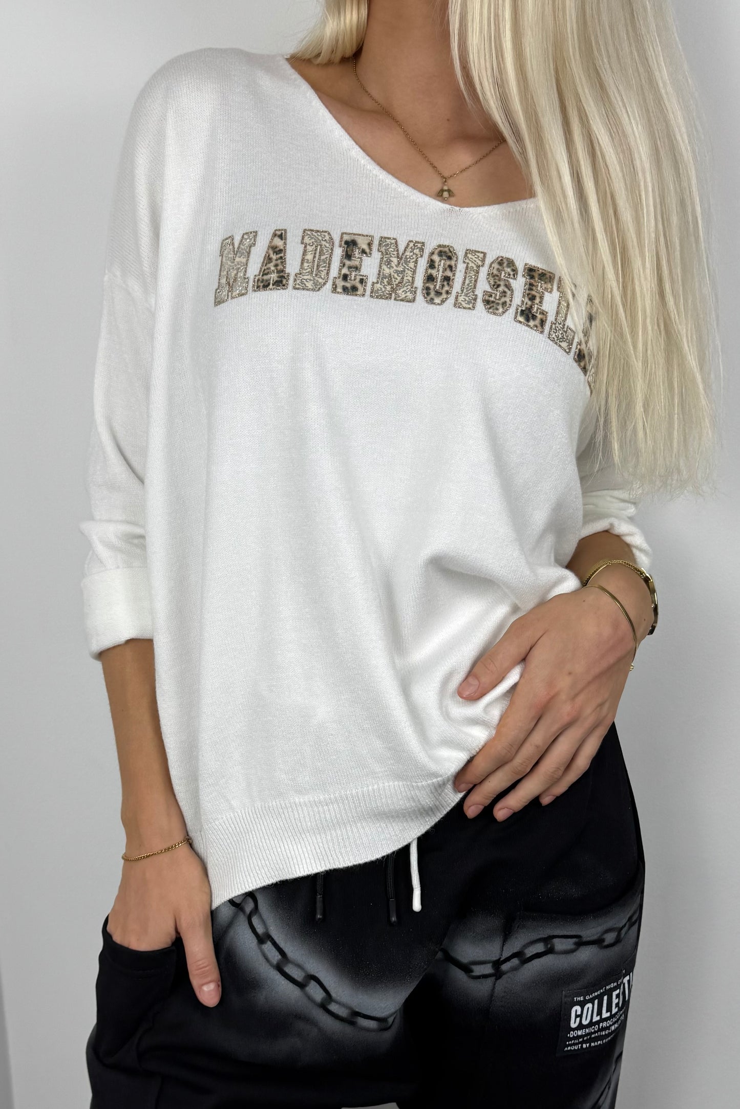 Strickshirt mit Schriftzug „Mademoiselle“-Weiß